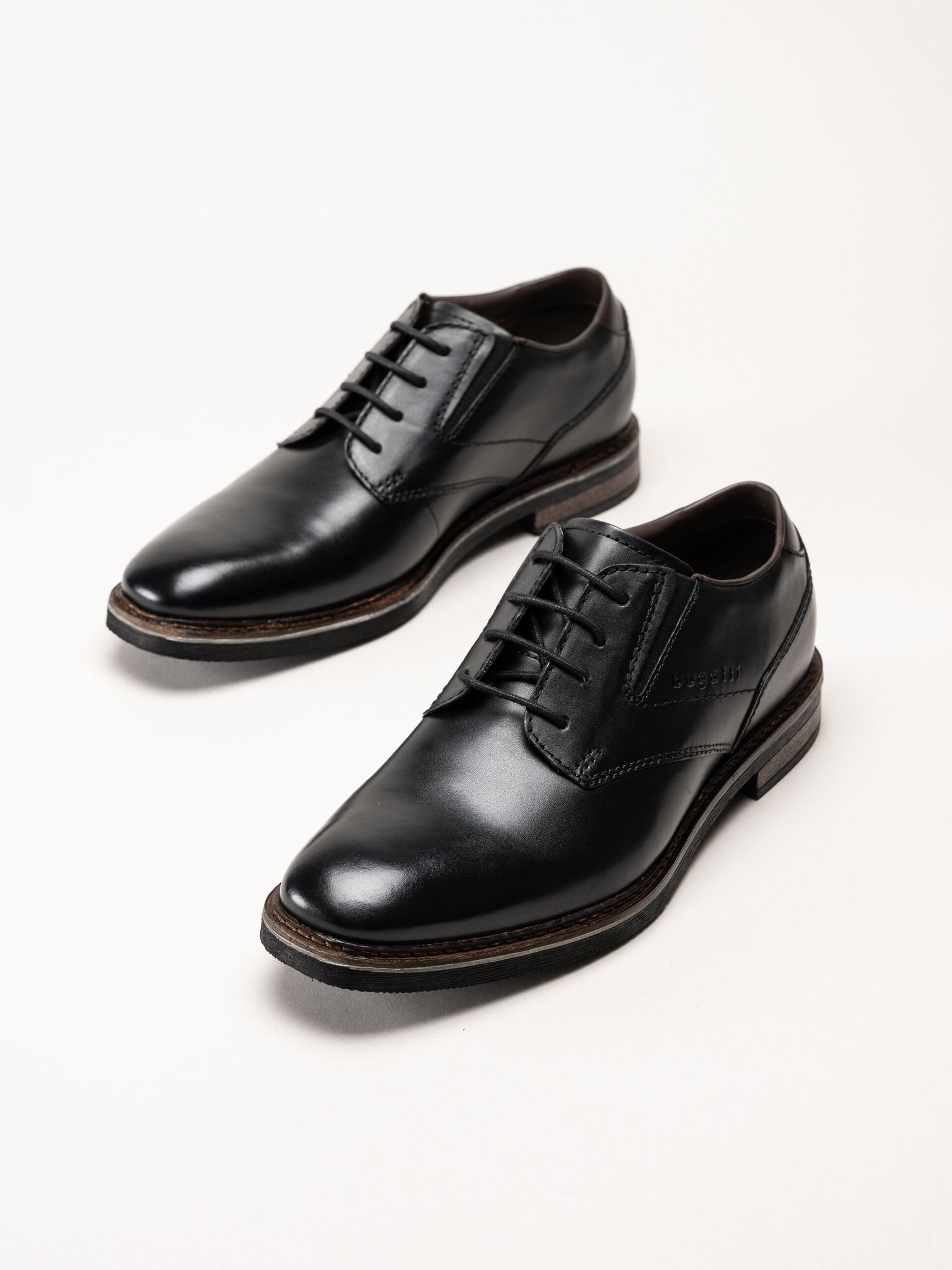 Bugatti - Maik Exko - Svarta skinnskor med snörning