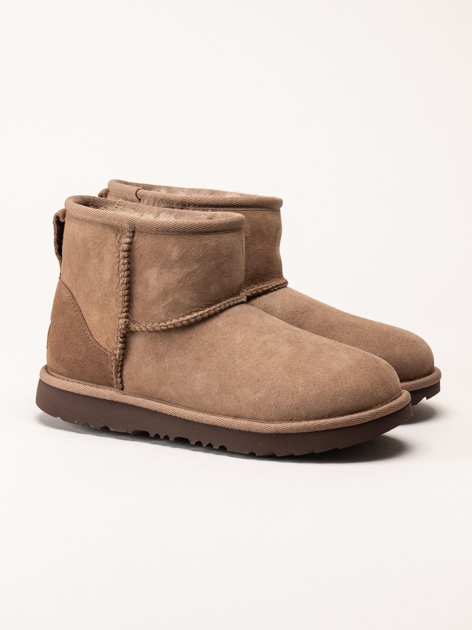 UGG - K Classic Mini II - Bruna ullfodrade boots i mocka