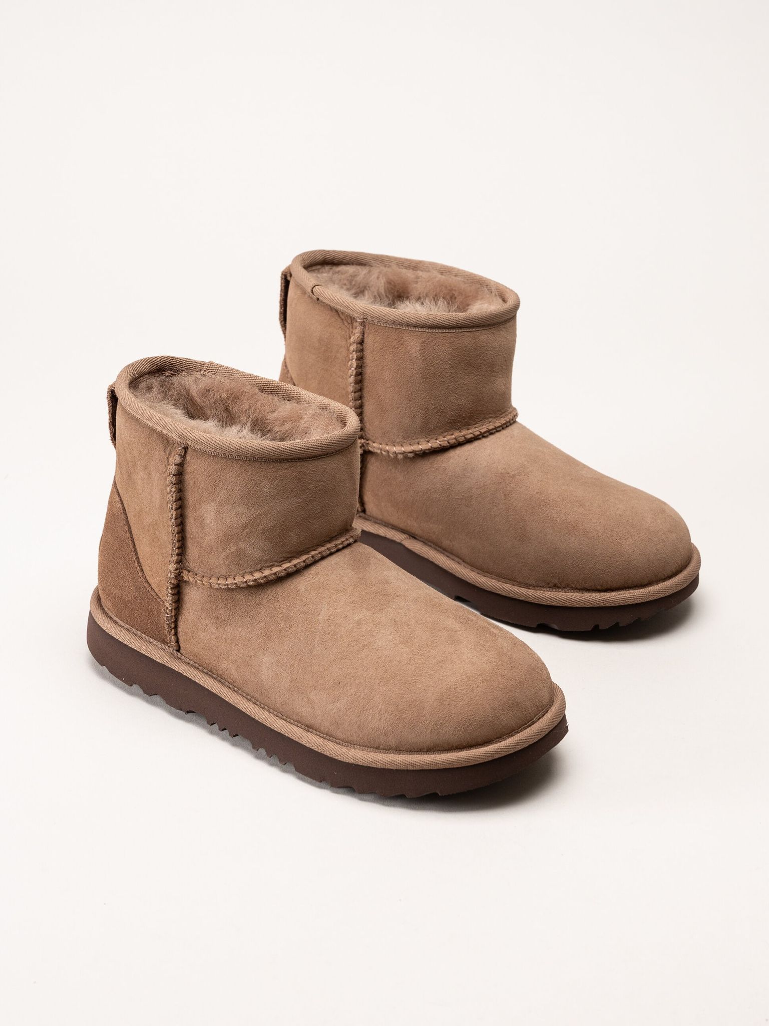 UGG - K Classic Mini II - Bruna ullfodrade boots i mocka