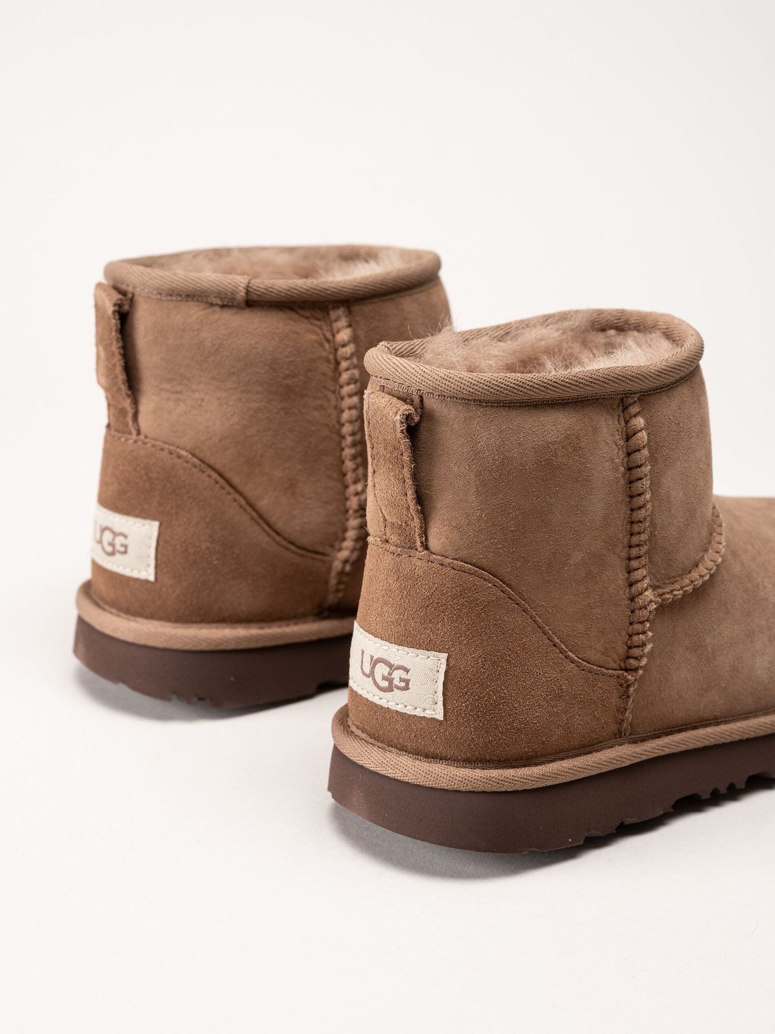 UGG - K Classic Mini II - Bruna ullfodrade boots i mocka
