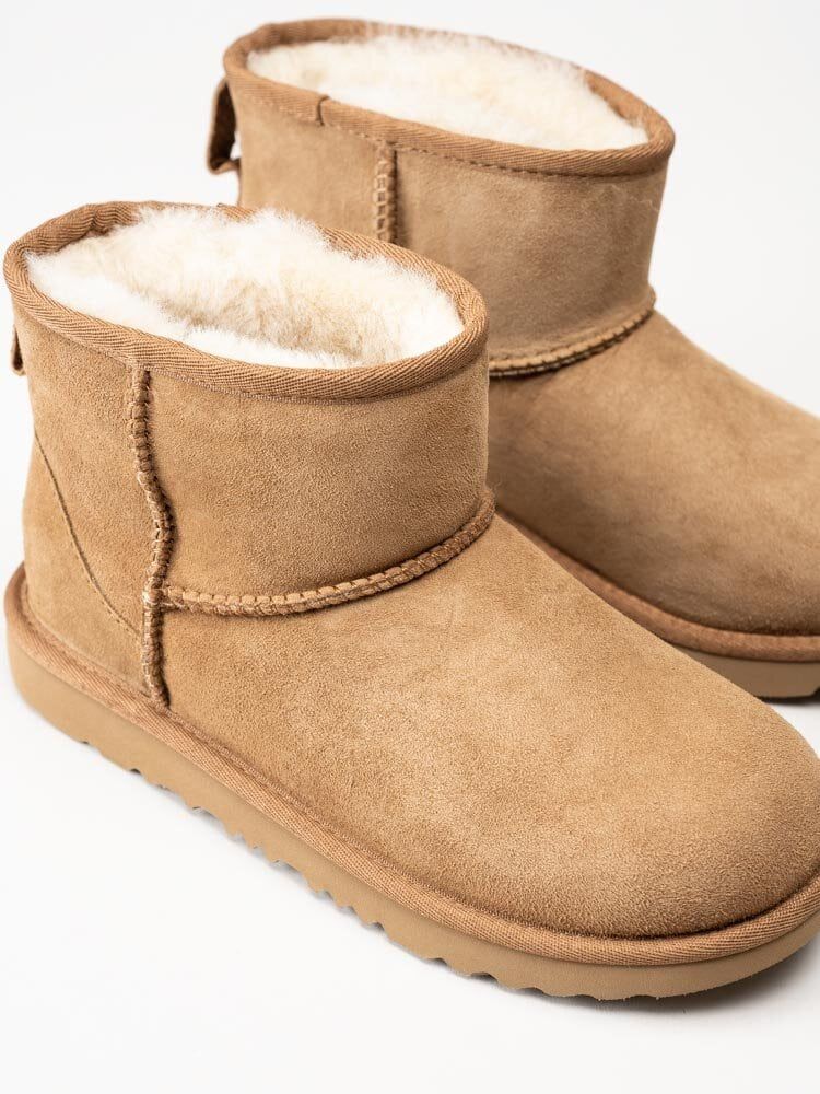 UGG - K Classic Mini II - Ljusbruna ullfodrade boots i mocka