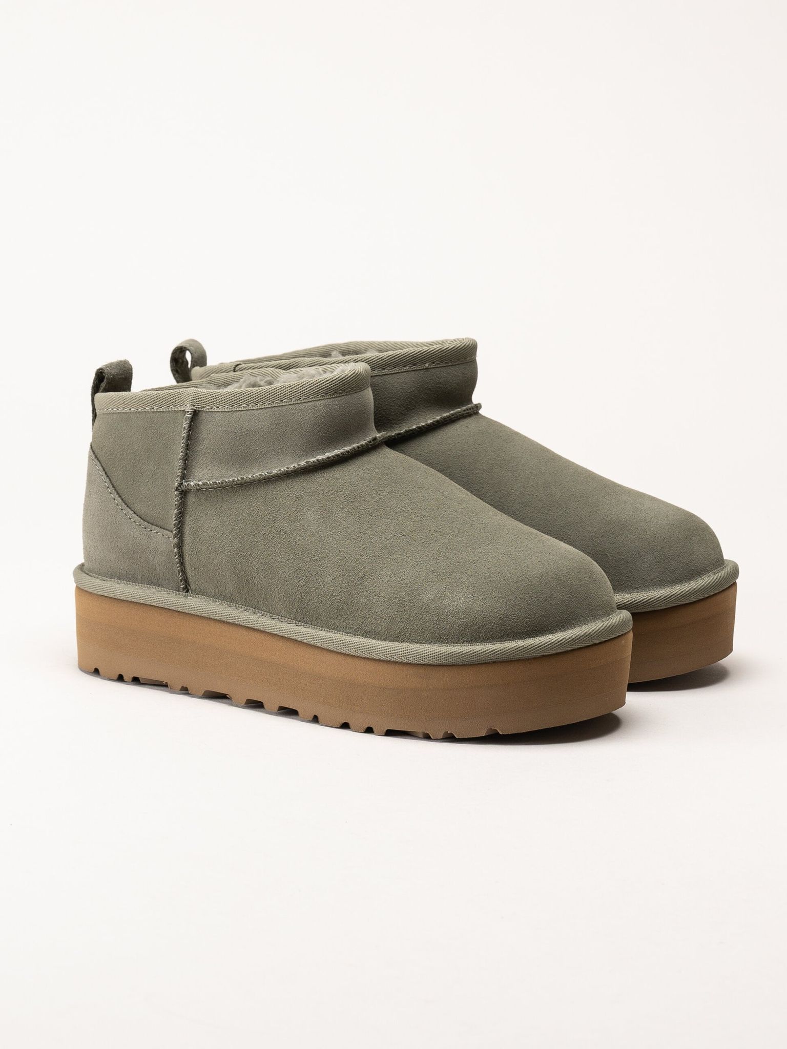 UGG - K Classic Ultra Mini - Gröna ullfodrade platåboots i mocka