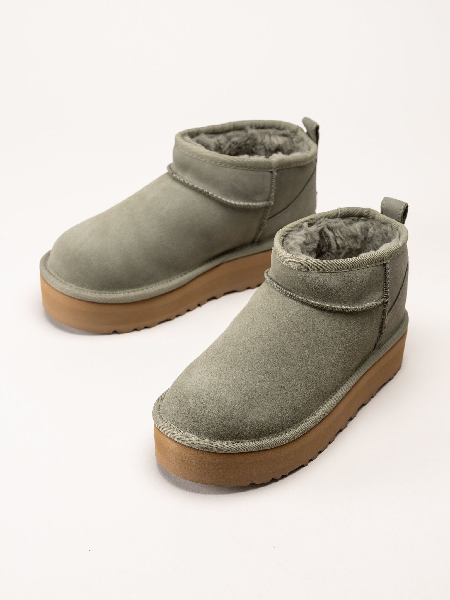 UGG - K Classic Ultra Mini - Gröna ullfodrade platåboots i mocka