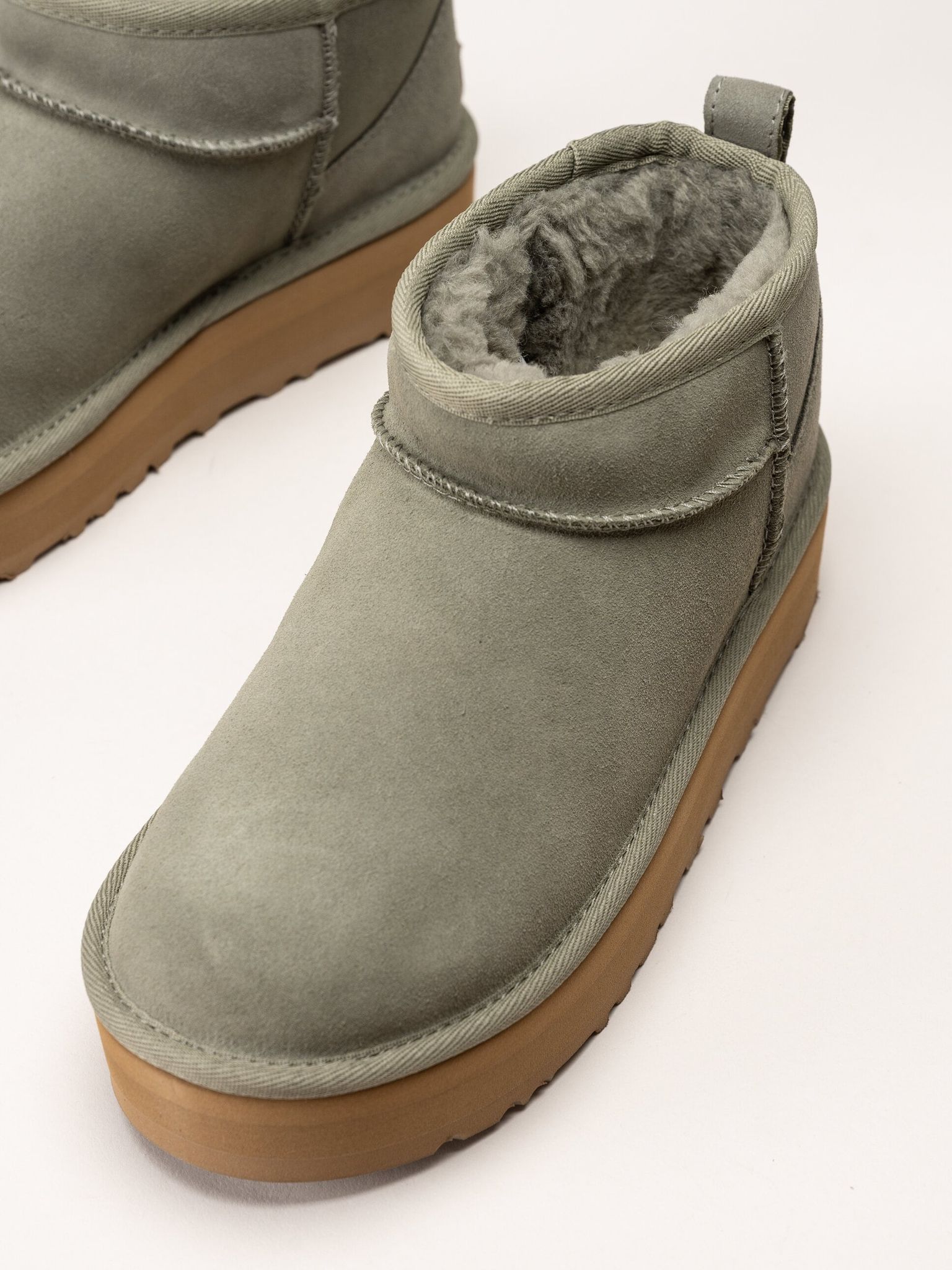UGG - K Classic Ultra Mini - Gröna ullfodrade platåboots i mocka