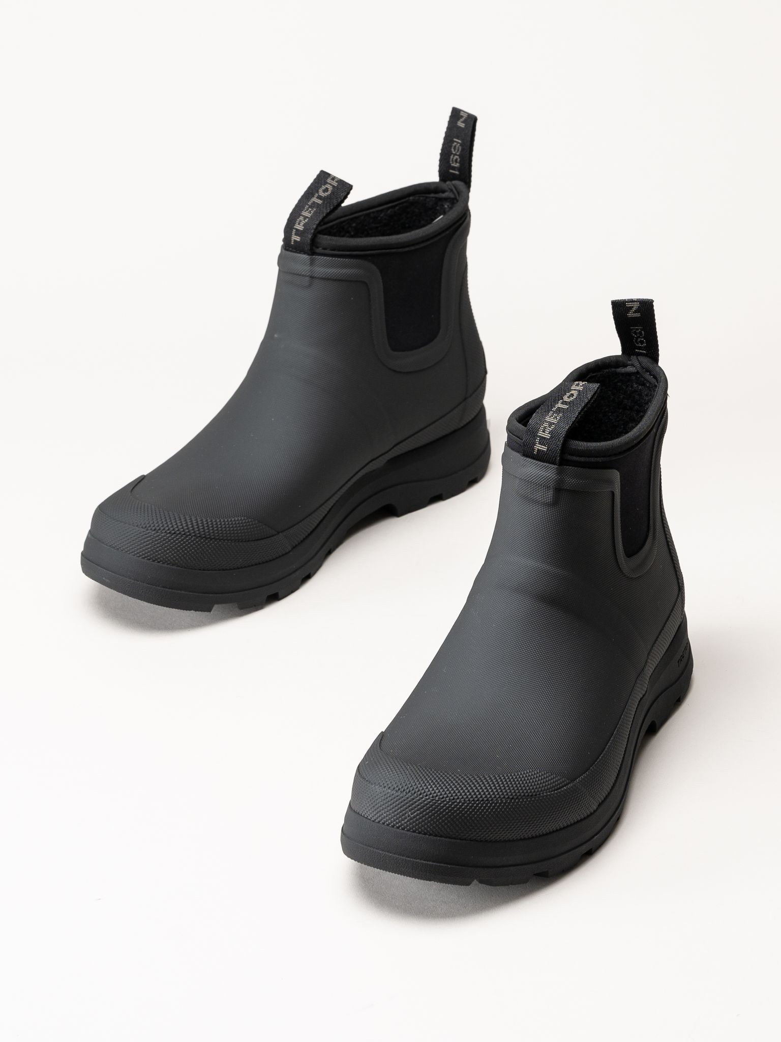 Ett par mörkgrå Chelsea boots med kraftiga sulor