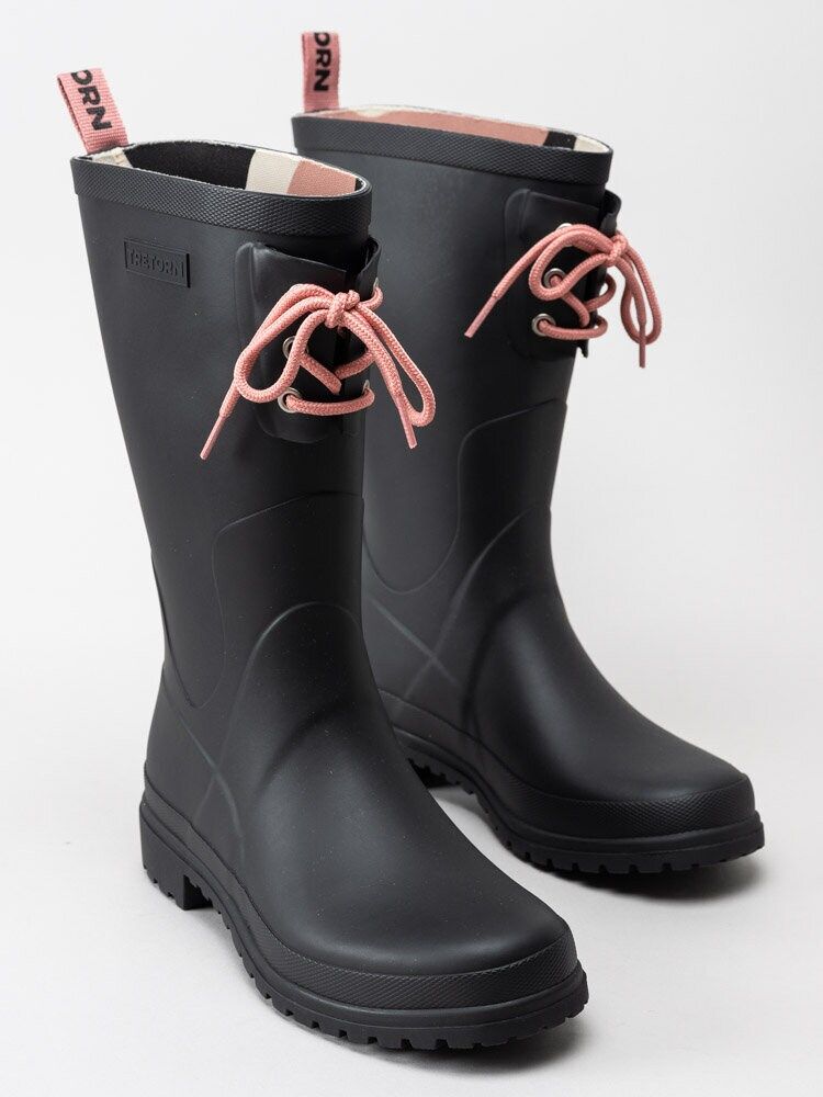 Svarta regnstövlar med rosa snören