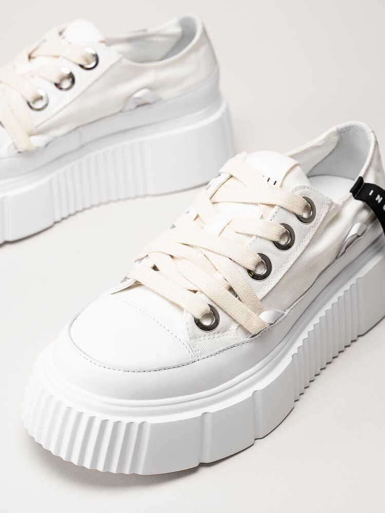 Inuikii - Matilda Canvas Low - Vita sneakers med platåsula
