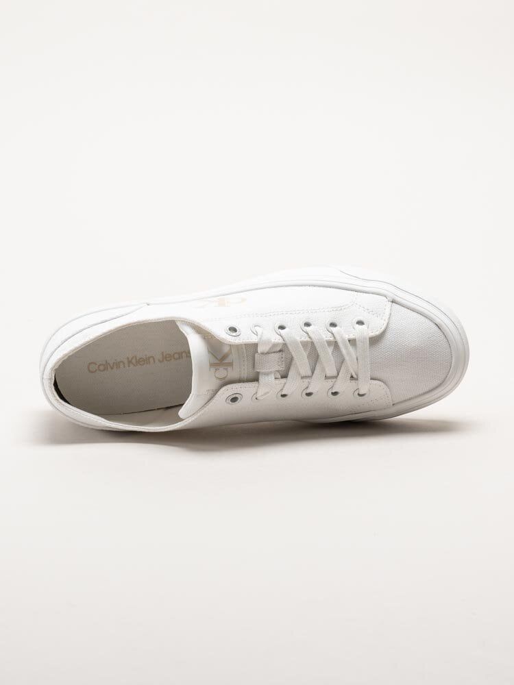Calvin Klein - Vulc Flatform Low CV Mg - Vita platåsneakers i textil