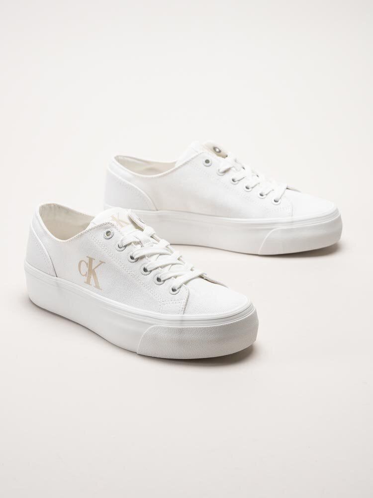 Calvin Klein - Vulc Flatform Low CV Mg - Vita platåsneakers i textil