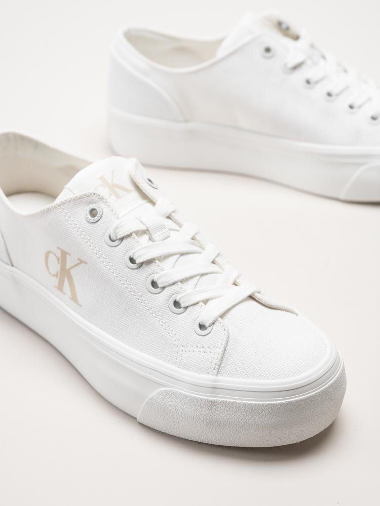 Calvin Klein - Vulc Flatform Low CV Mg - Vita platåsneakers i textil