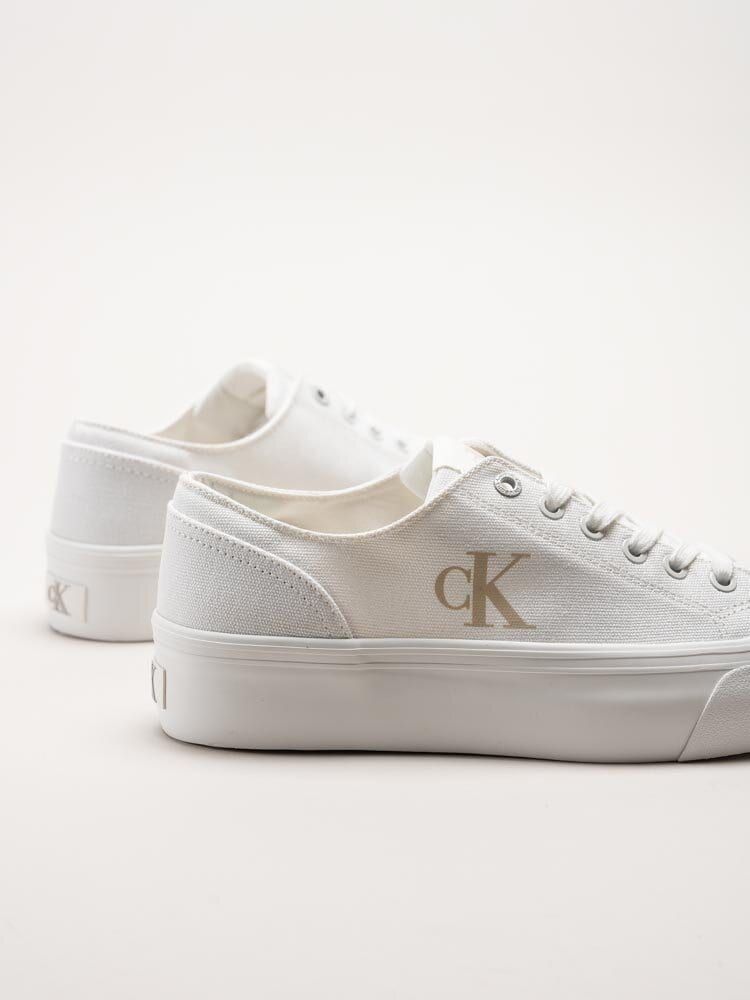 Calvin Klein - Vulc Flatform Low CV Mg - Vita platåsneakers i textil