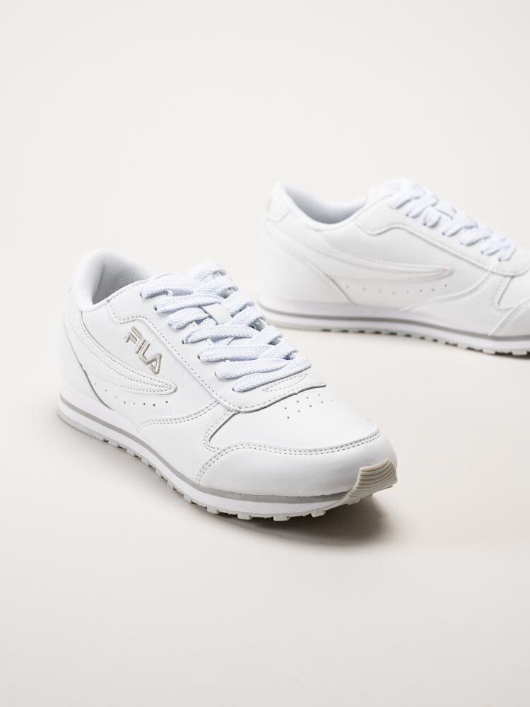 FILA - Orbit Teens - Vita retrosneakers i skinnimitation