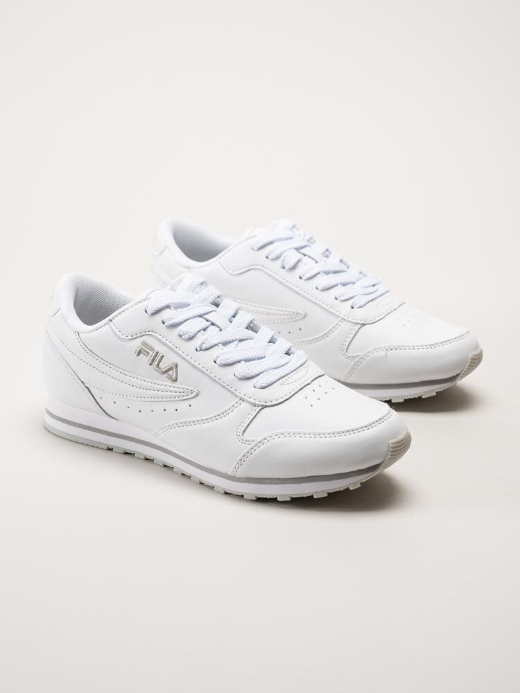 FILA - Orbit Teens - Vita retrosneakers i skinnimitation