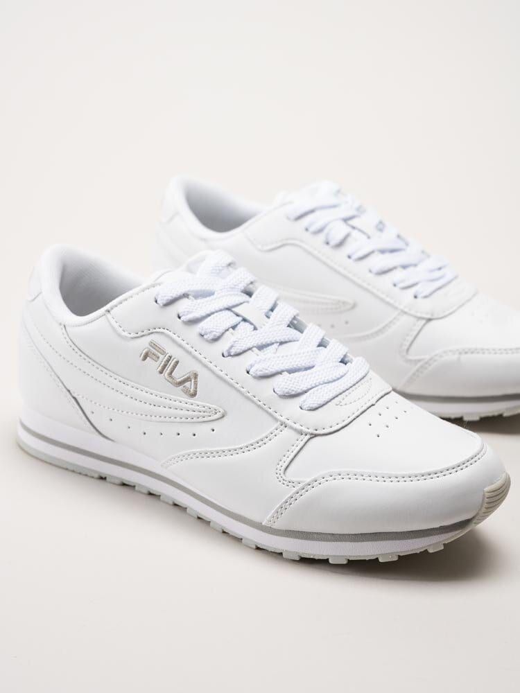 FILA - Orbit Teens - Vita retrosneakers i skinnimitation