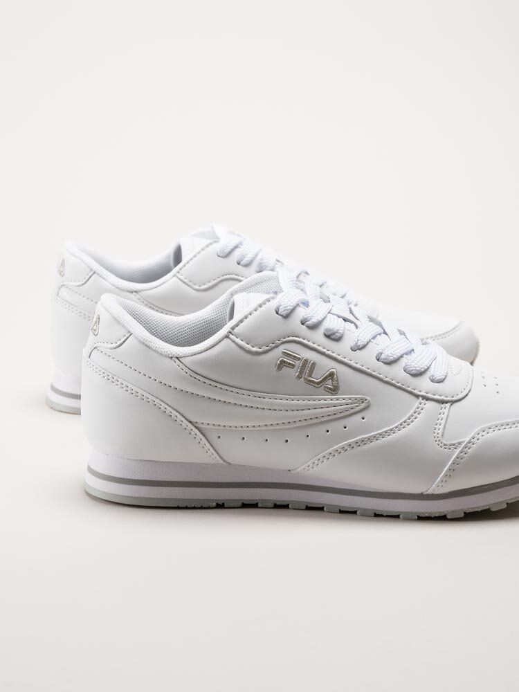 FILA - Orbit Teens - Vita retrosneakers i skinnimitation