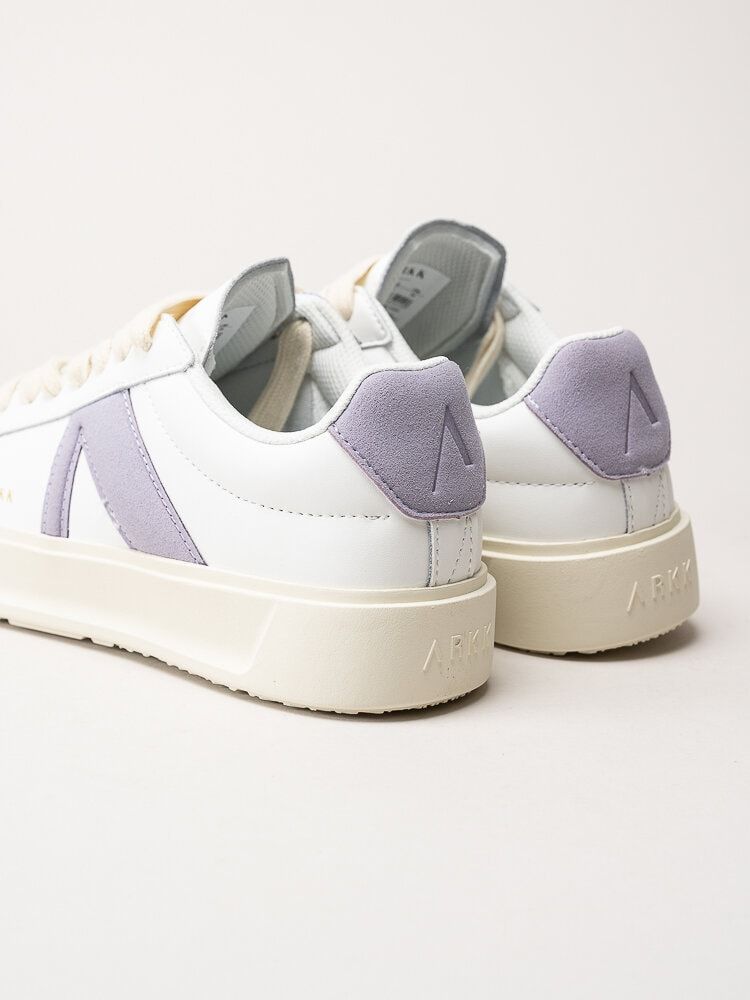 ARKK Copenhagen - Essence - Vita skinnsneakers med mockadetaljer