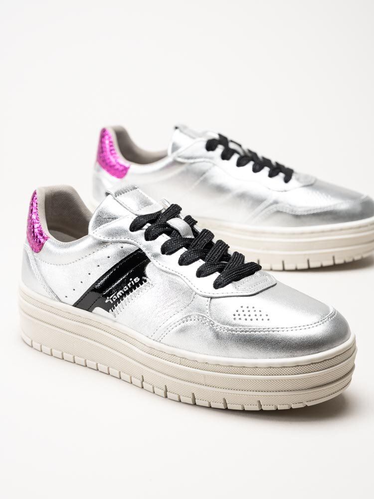 Tamaris - Silverfärgade platåsneakers i skinn
