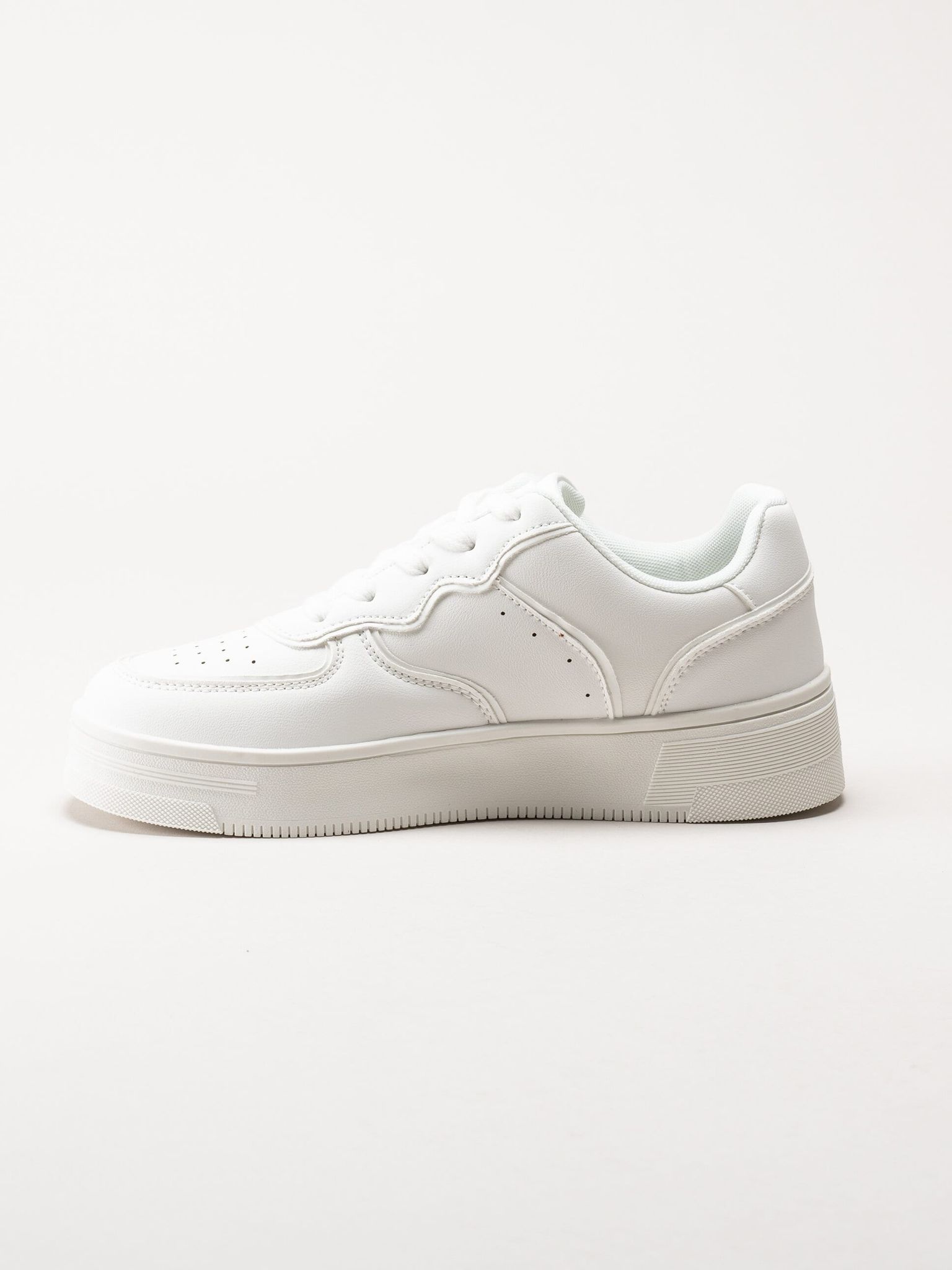 Rugged Gear - Vita sneakers i skinnimitation