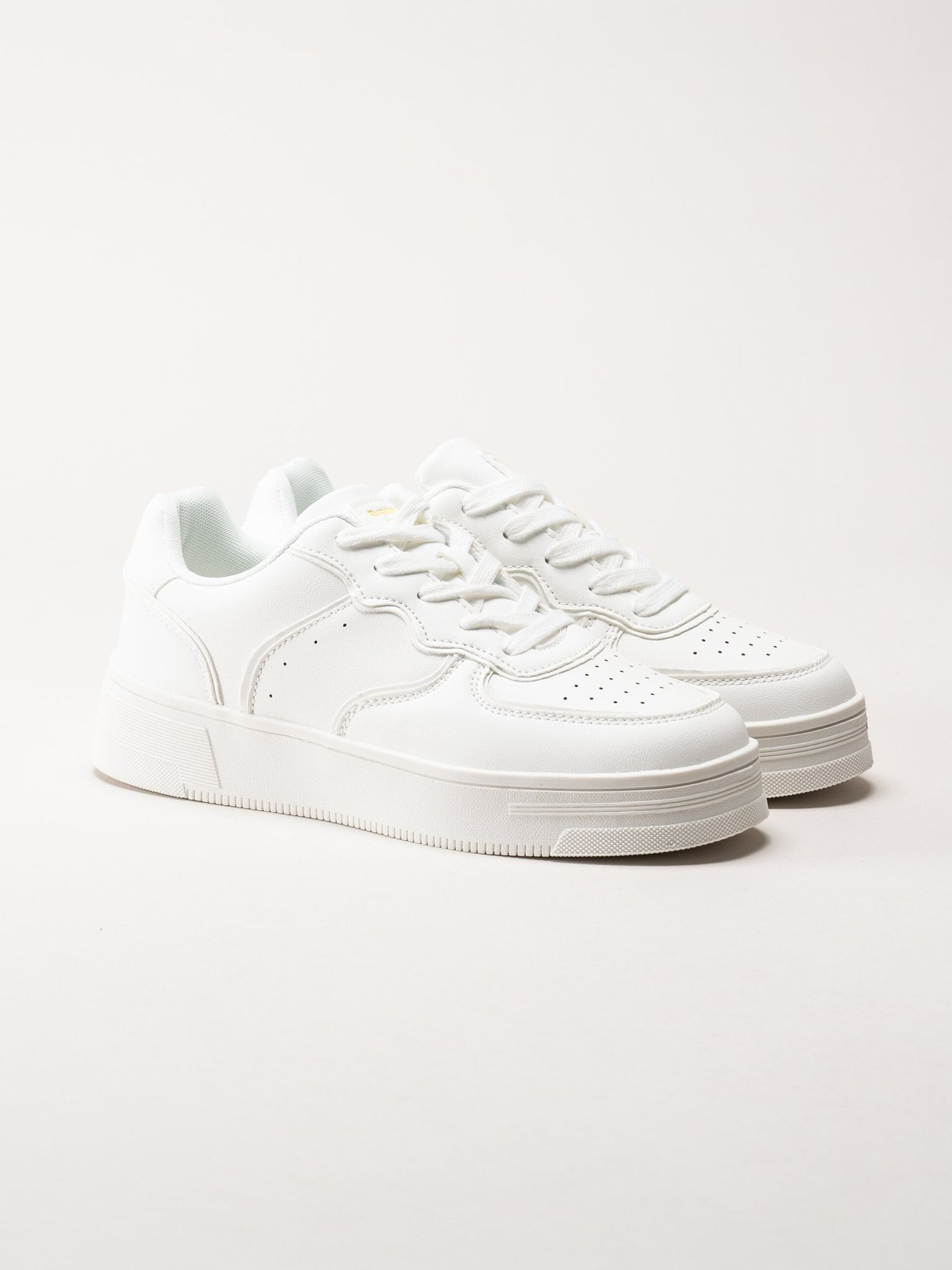 Rugged Gear - Vita sneakers i skinnimitation