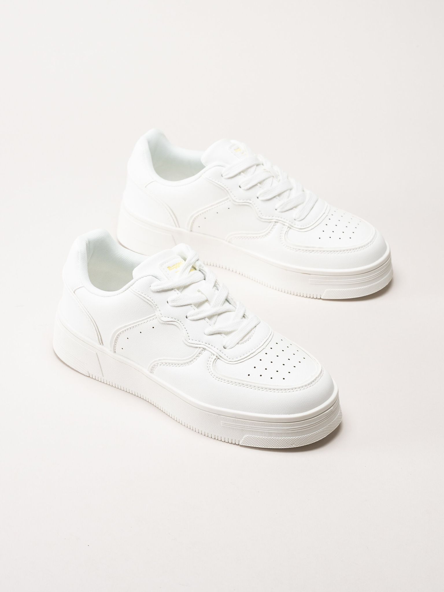 Rugged Gear - Vita sneakers i skinnimitation