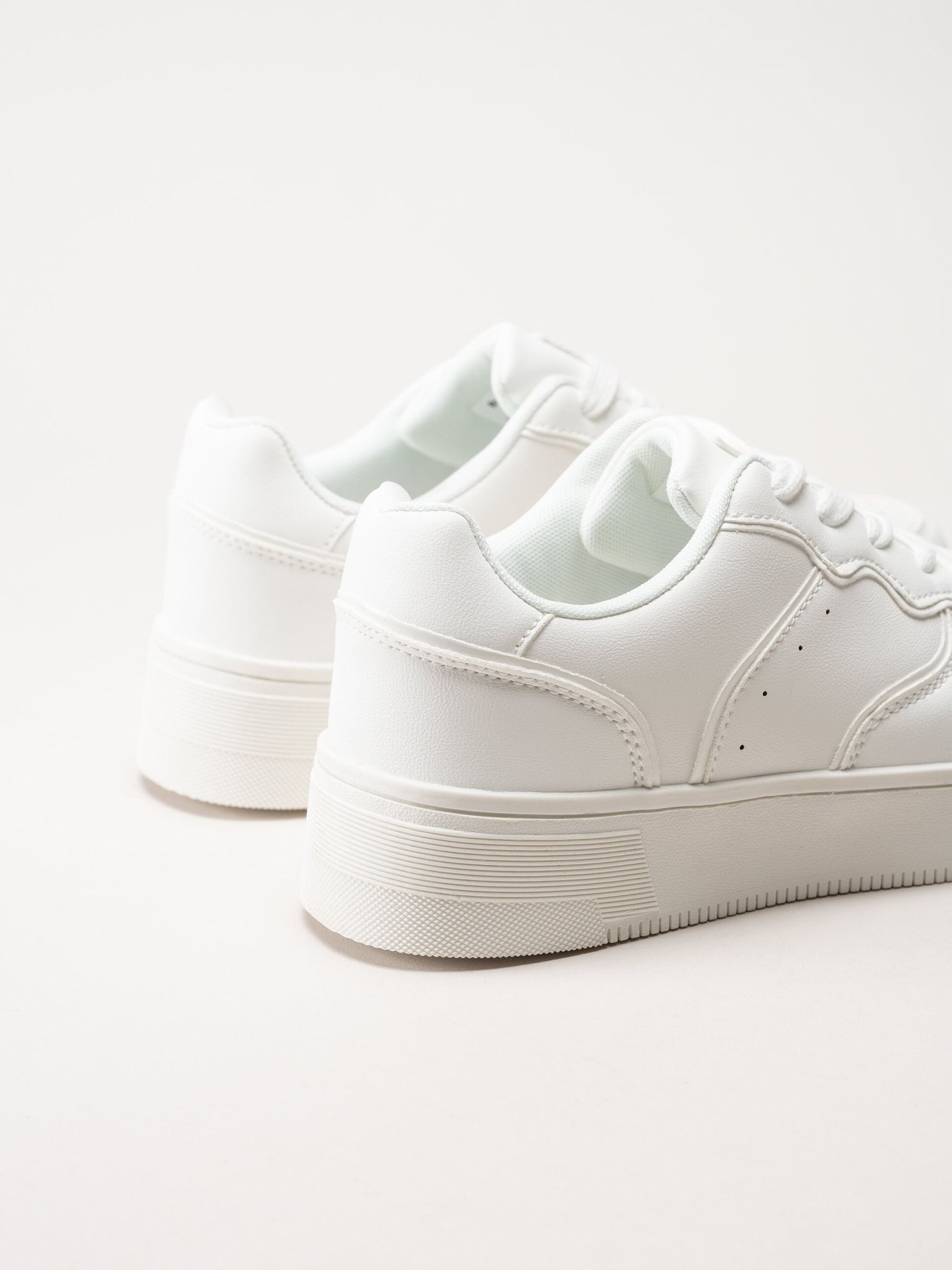 Rugged Gear - Vita sneakers i skinnimitation