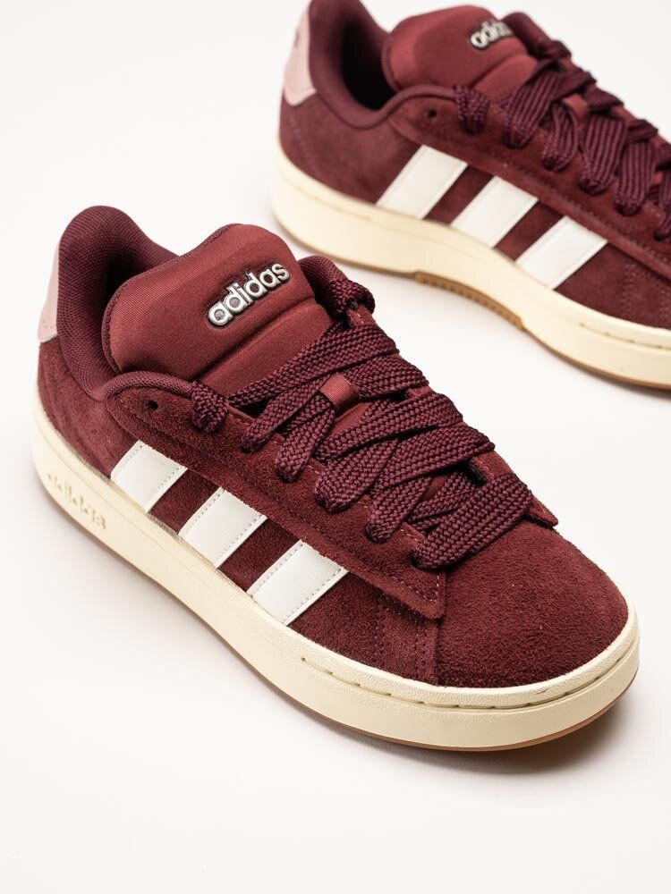 Adidas - Grand Court Alpha 00s - Vinröda sneakers i mocka