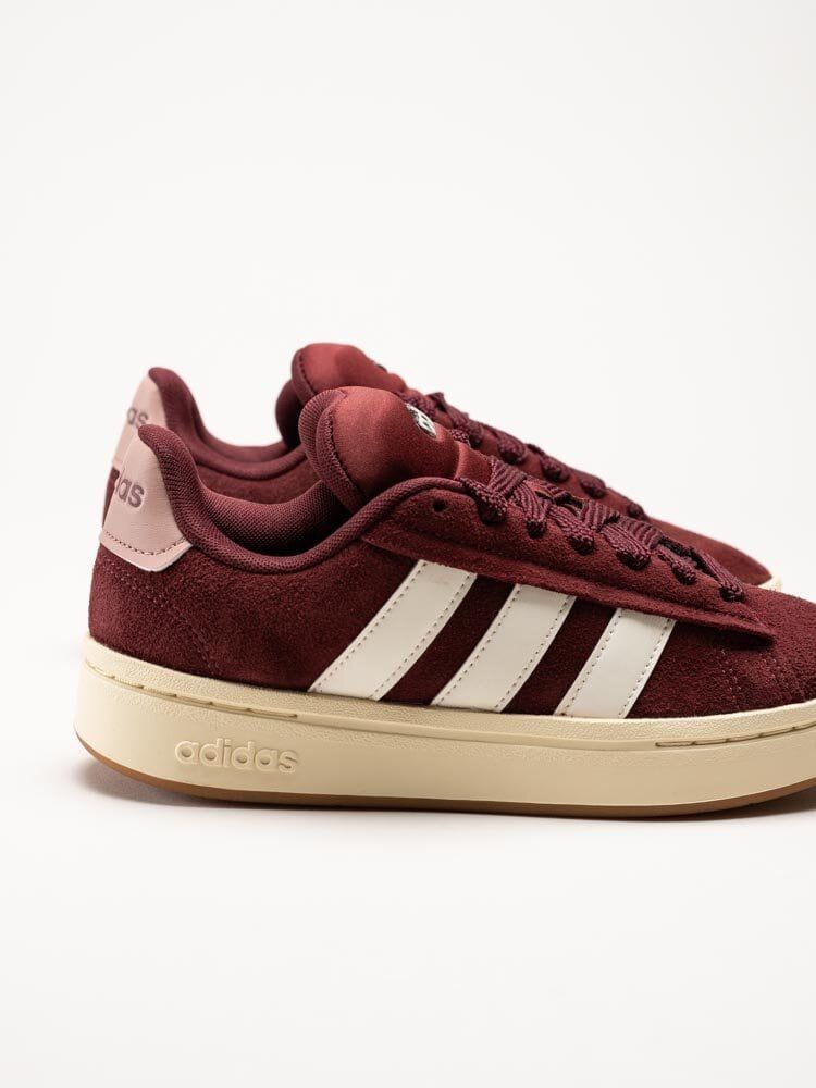 Adidas - Grand Court Alpha 00s - Vinröda sneakers i mocka