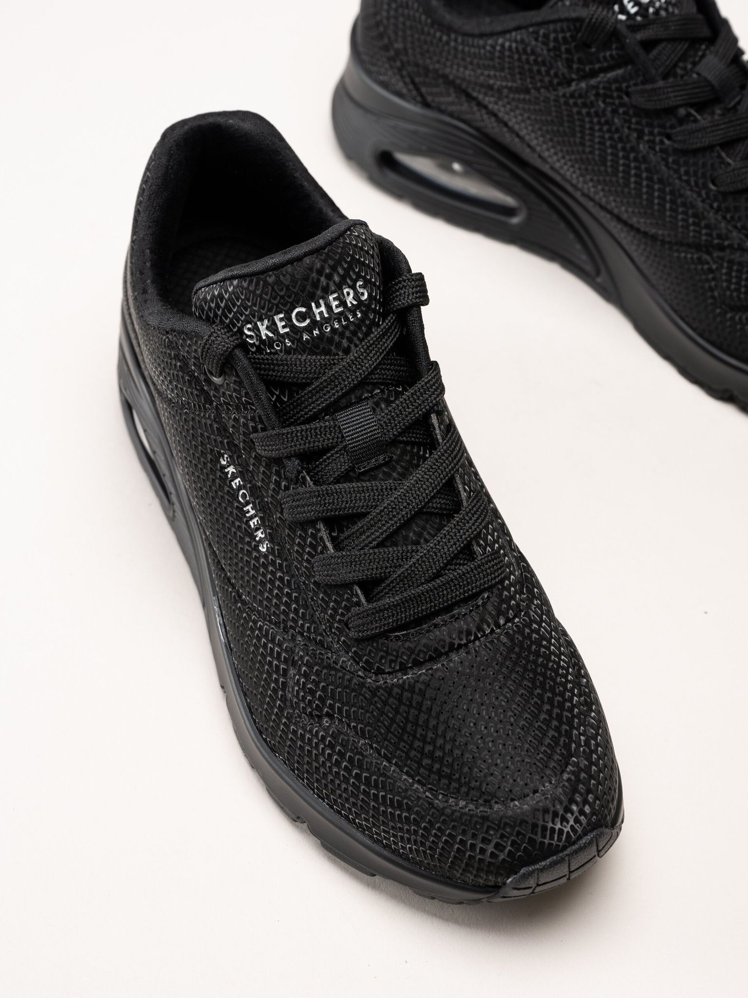 Skechers - Uno - Shiny Scale - Svarta sneakers med ormmönster