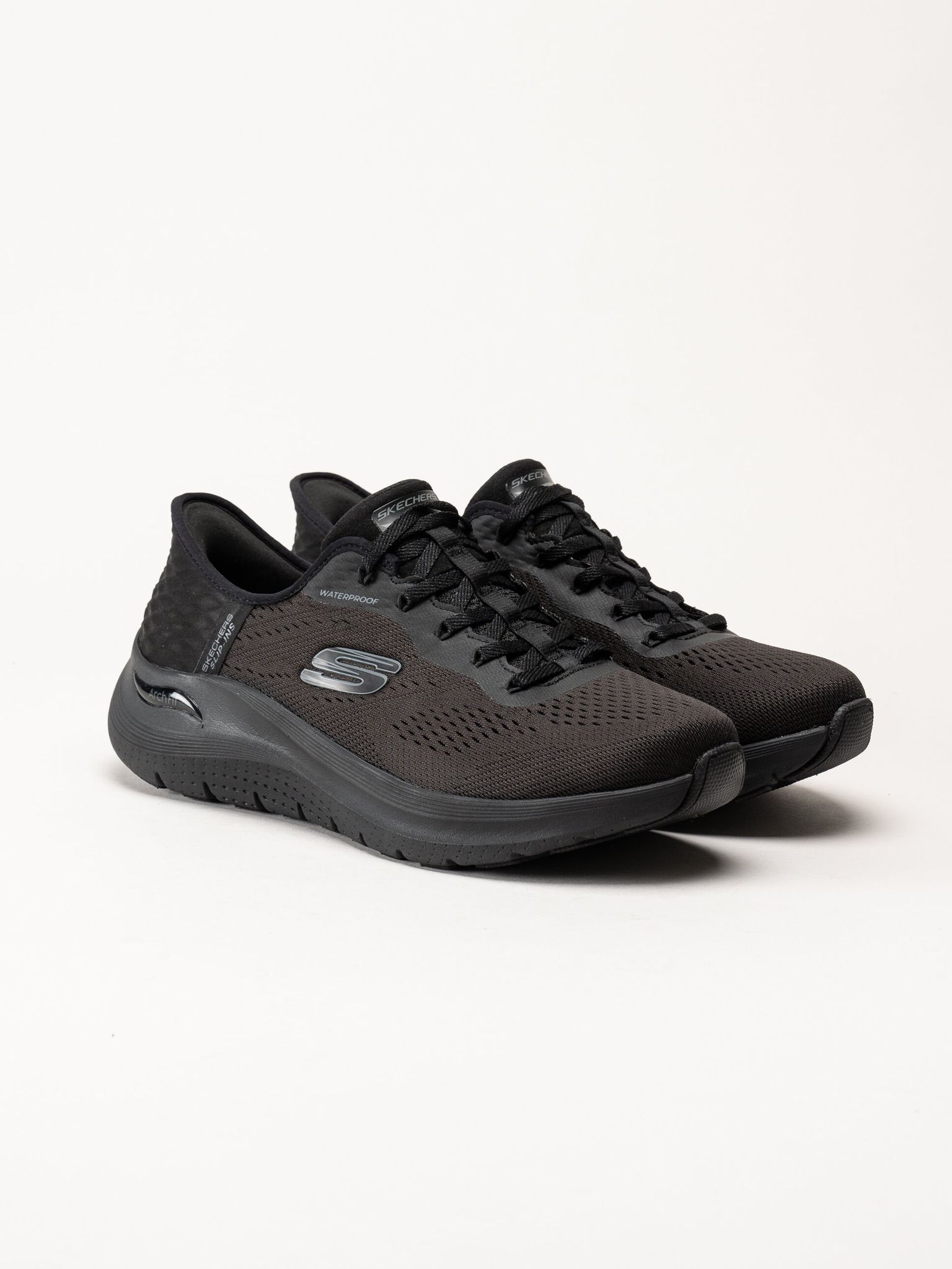 Skechers - Arch Fit 2.0 - Morning Mist - Svarta vattentäta slip-ins sportskor