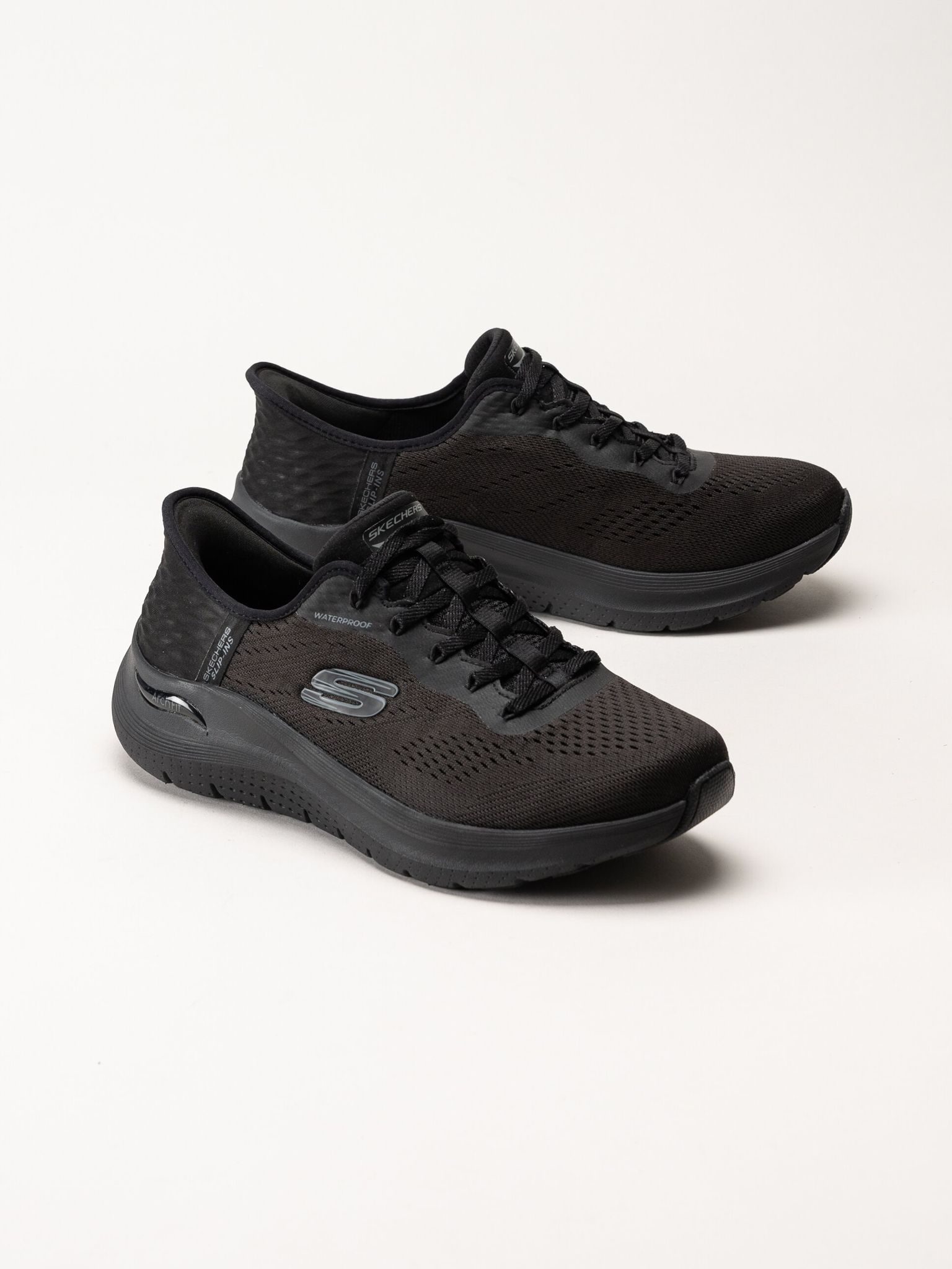 Skechers - Arch Fit 2.0 - Morning Mist - Svarta vattentäta slip-ins sportskor