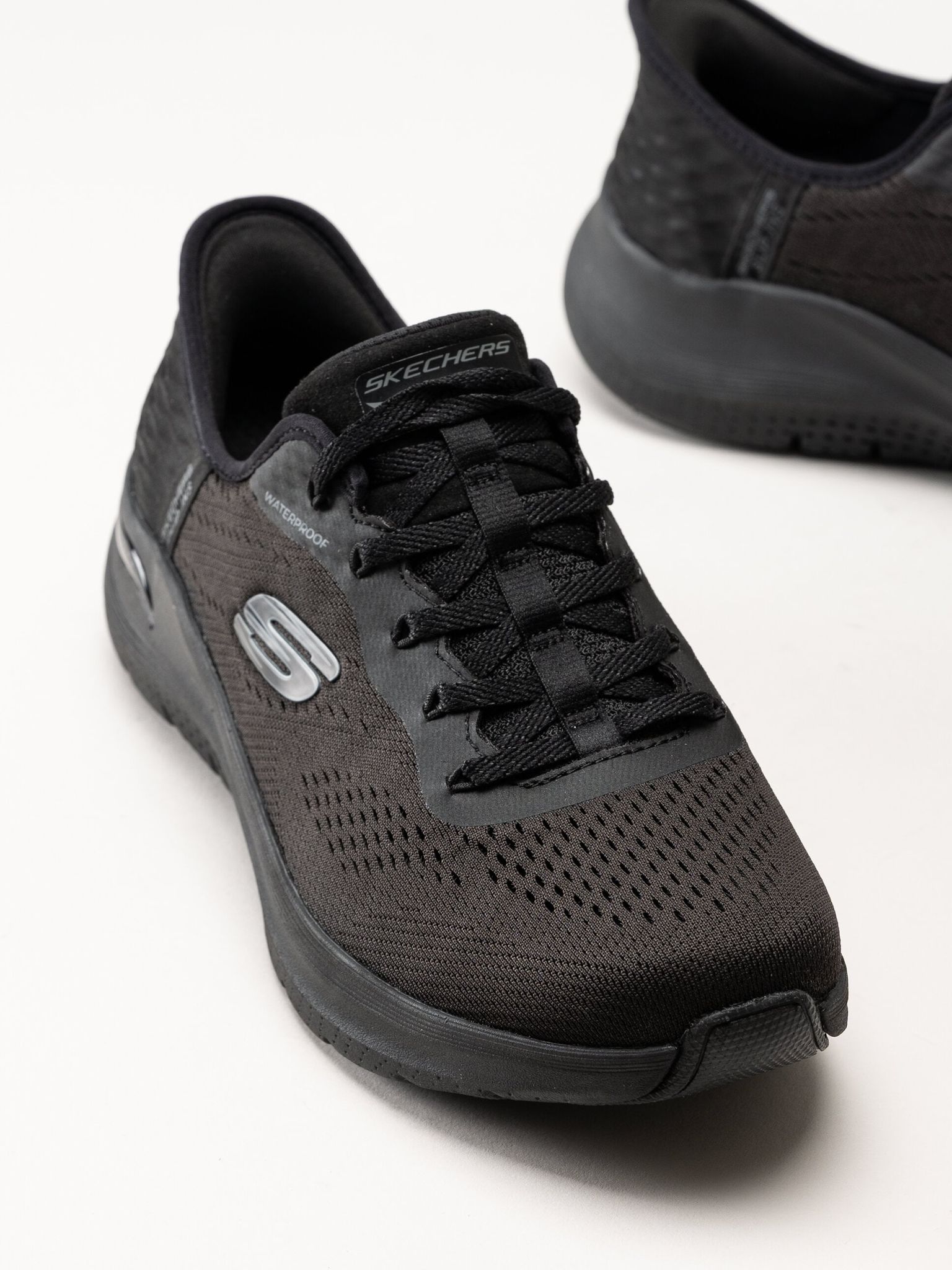 Skechers - Arch Fit 2.0 - Morning Mist - Svarta vattentäta slip-ins sportskor
