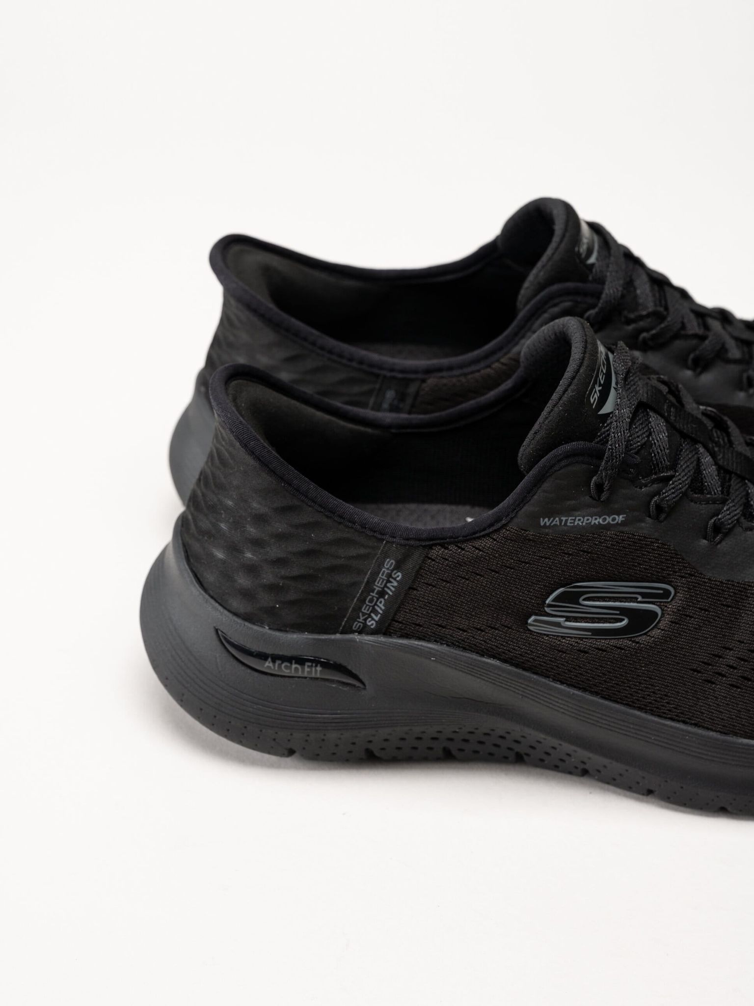 Skechers - Arch Fit 2.0 - Morning Mist - Svarta vattentäta slip-ins sportskor