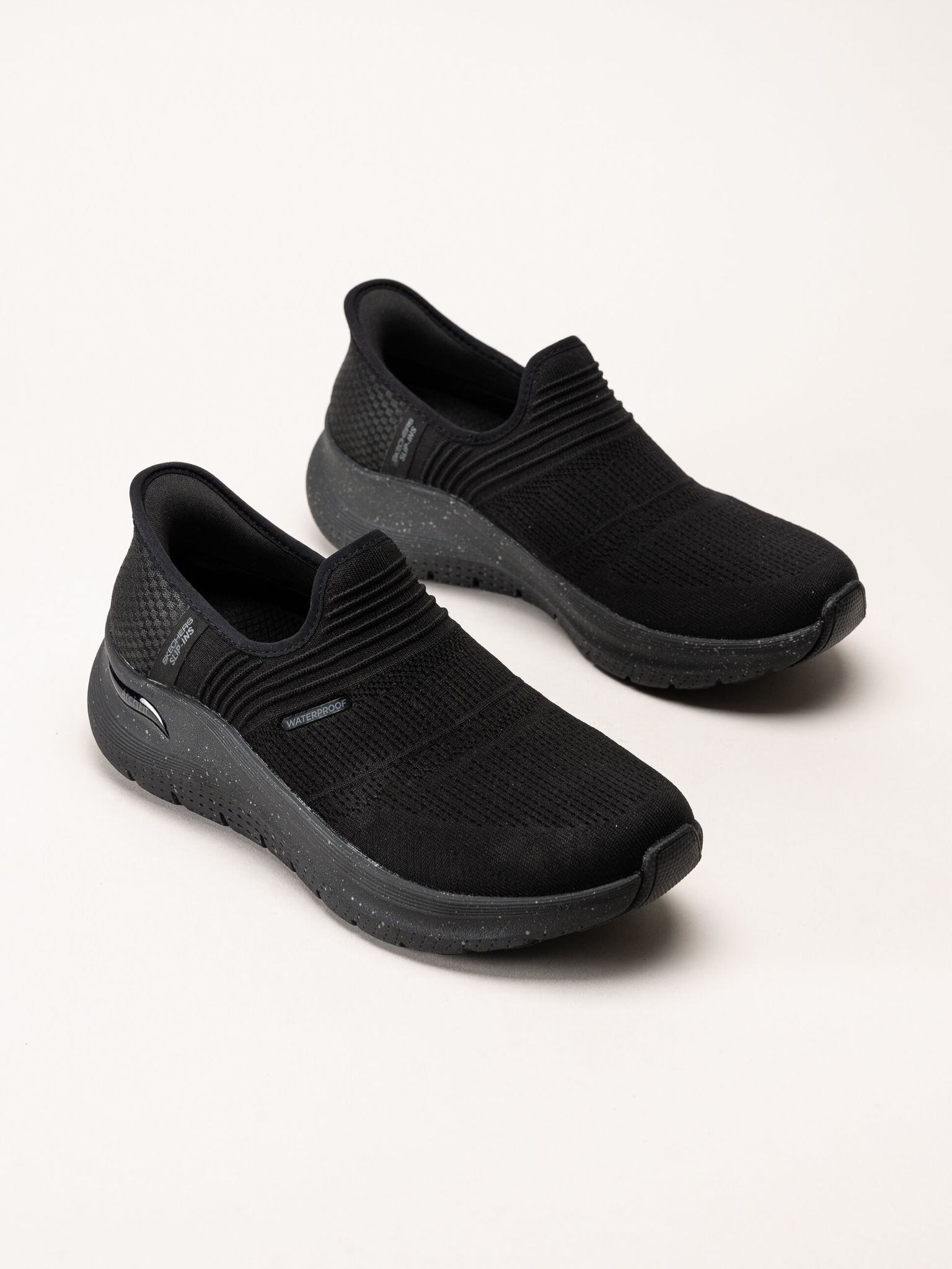 Skechers - Slip-Ins Arch Fit 2.0 - Svarta vattentäta slip-ins sportskor