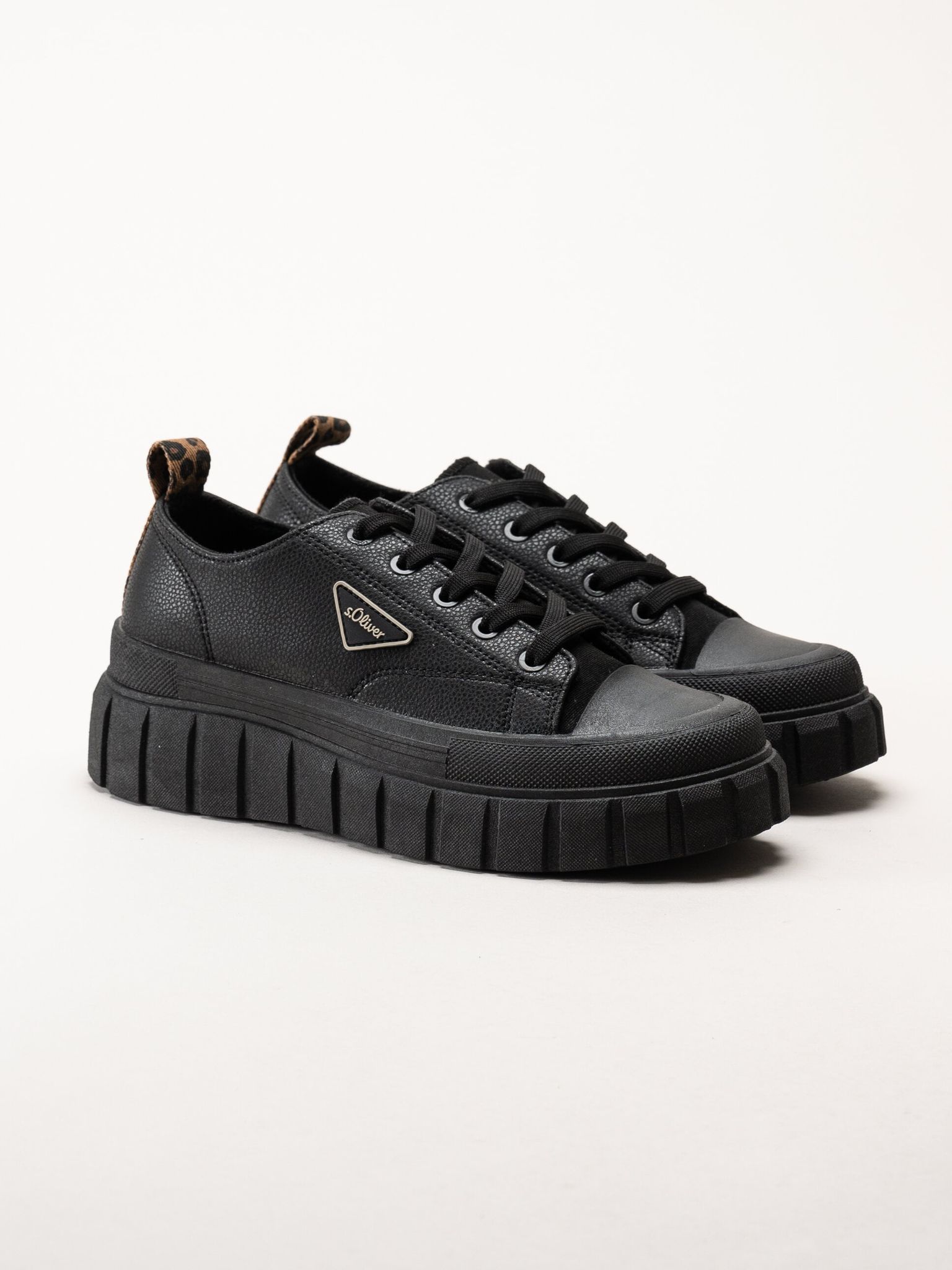 S.Oliver - Svarta sneakers med platåsula