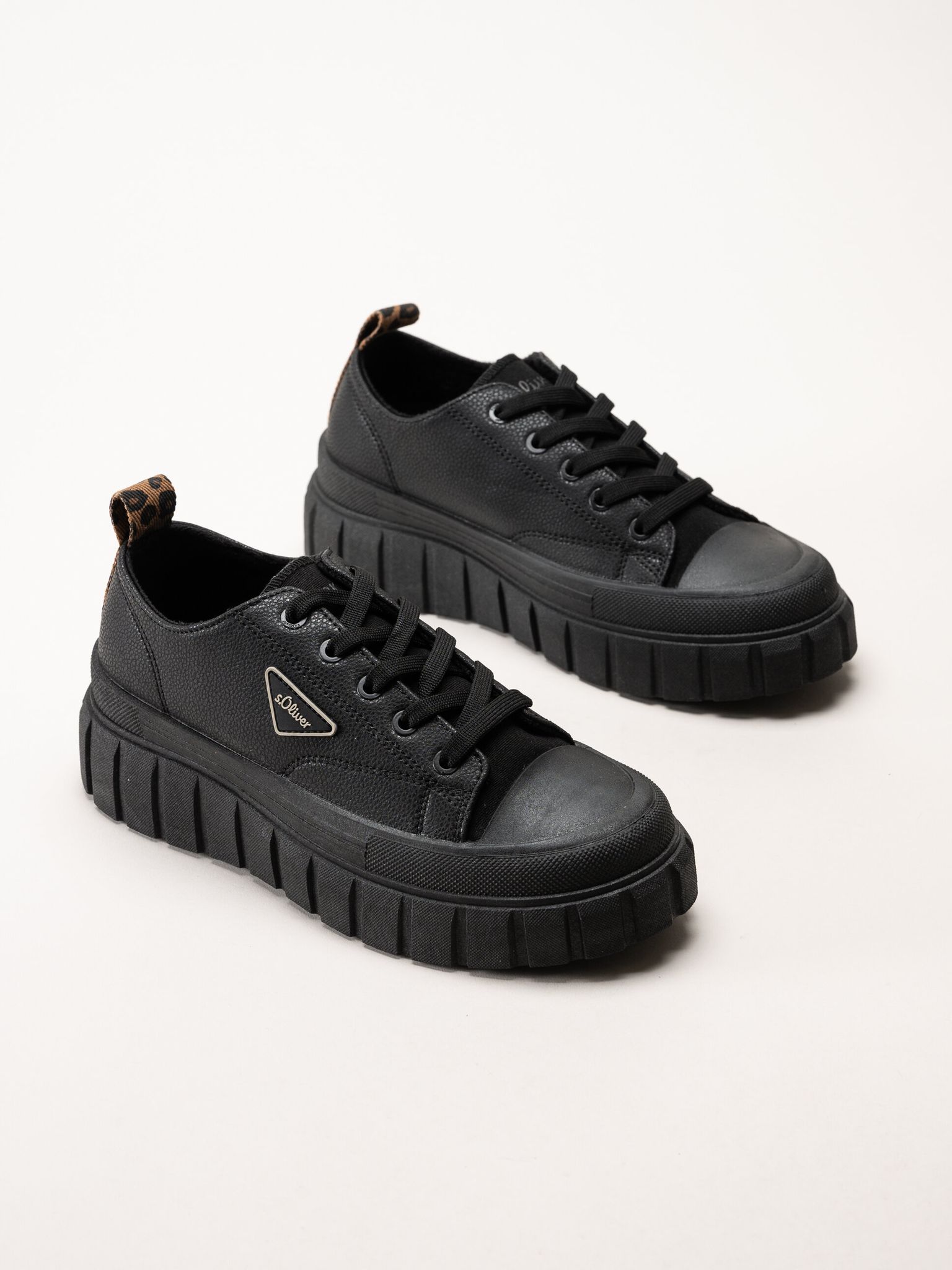 S.Oliver - Svarta sneakers med platåsula