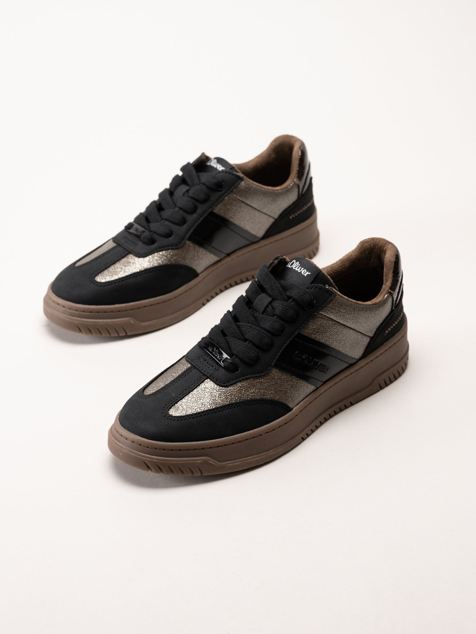 S.Oliver - Svarta sneakers med partier i mörk guldfärg