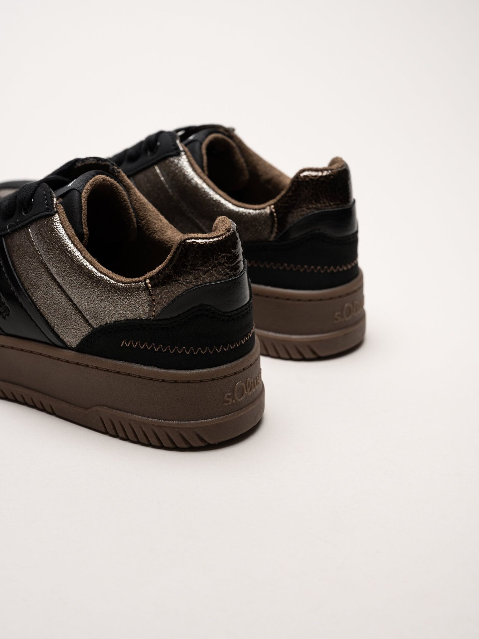 S.Oliver - Svarta sneakers med partier i mörk guldfärg