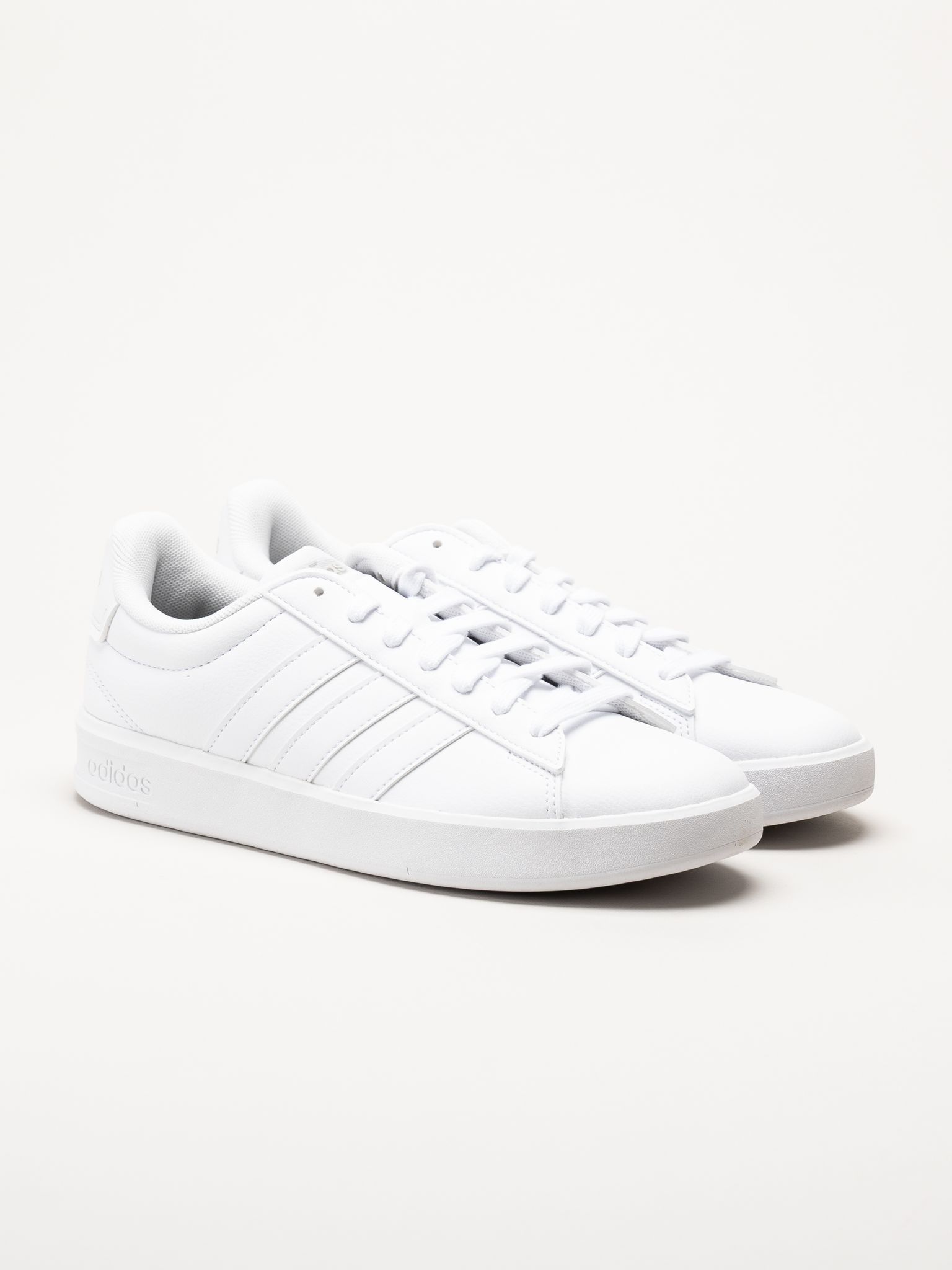 Adidas - Grand Court 3.0 - Vita sneakers i skinnimitation