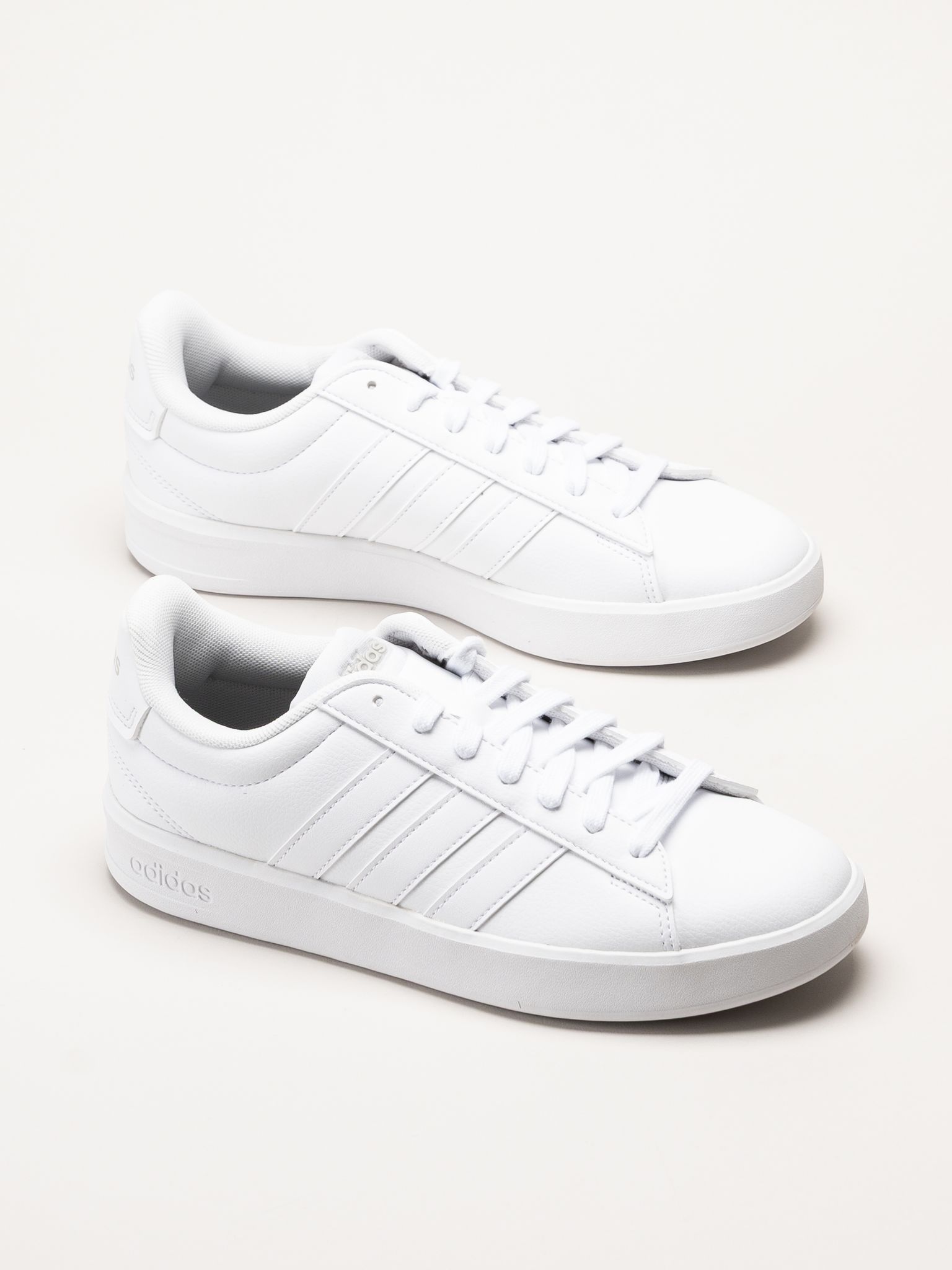 Adidas - Grand Court 3.0 - Vita sneakers i skinnimitation