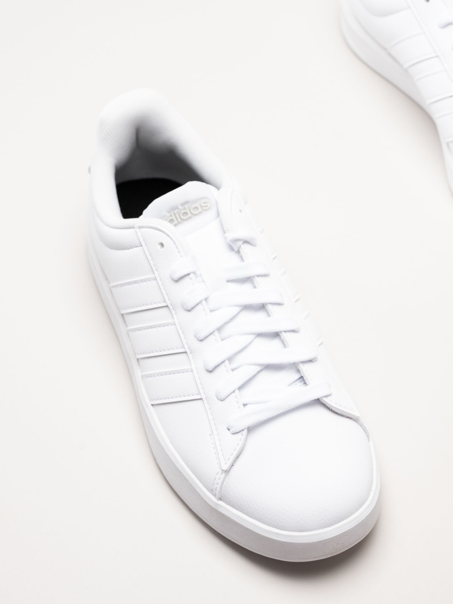Adidas - Grand Court 3.0 - Vita sneakers i skinnimitation