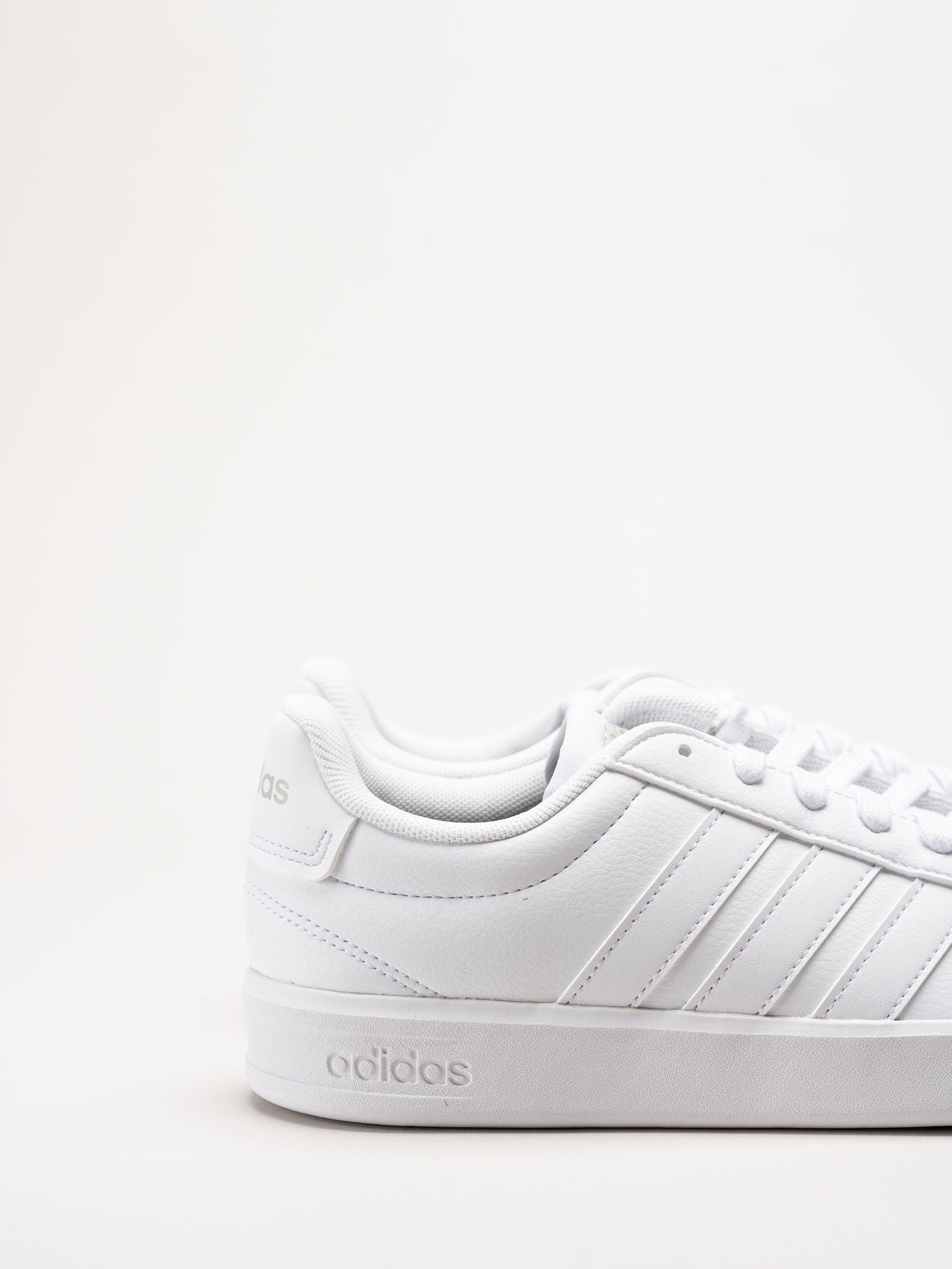 Adidas - Grand Court 3.0 - Vita sneakers i skinnimitation