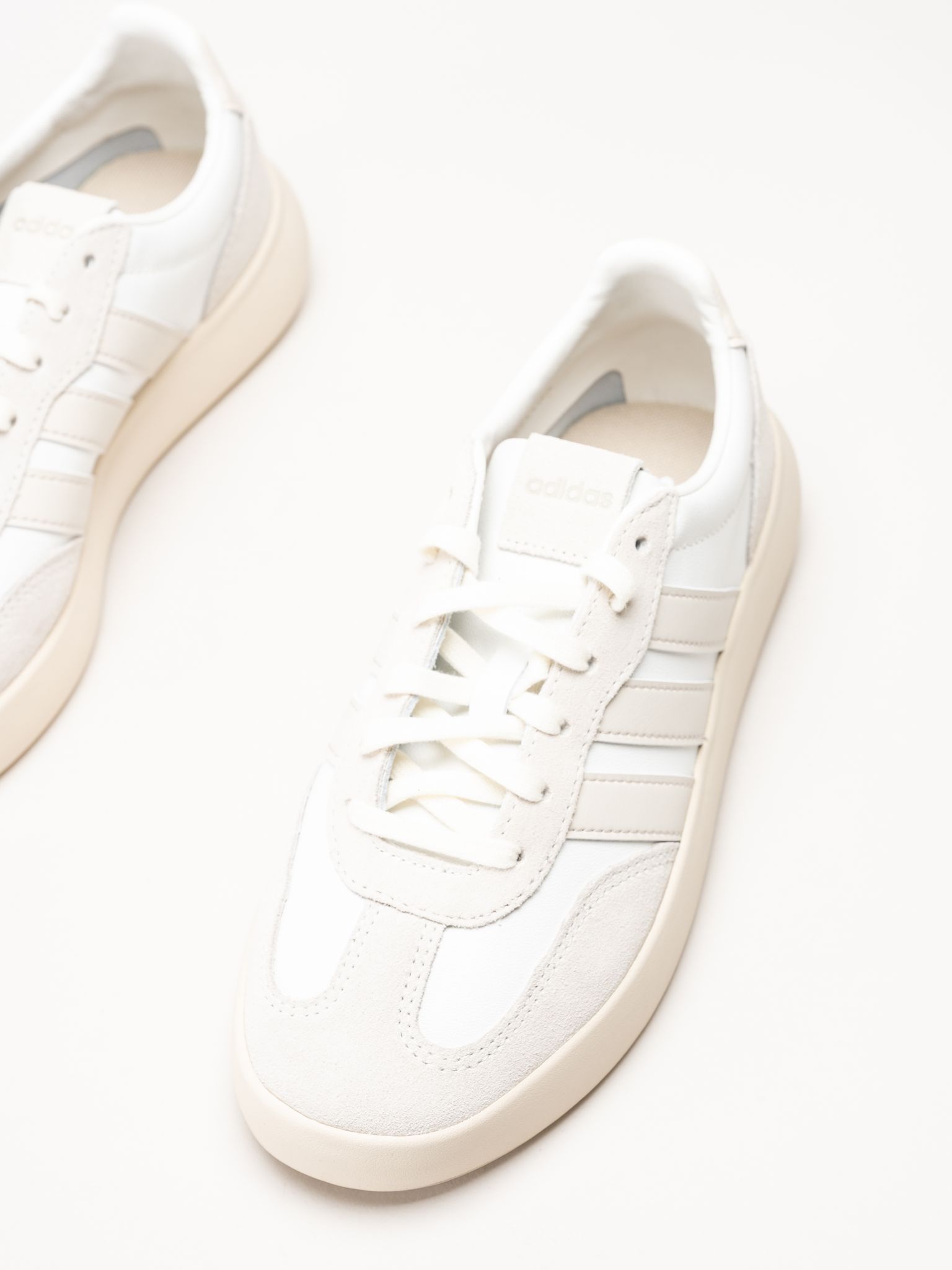 Adidas - Barreda Decode Lux - Beige sneakers i skinn och mocka
