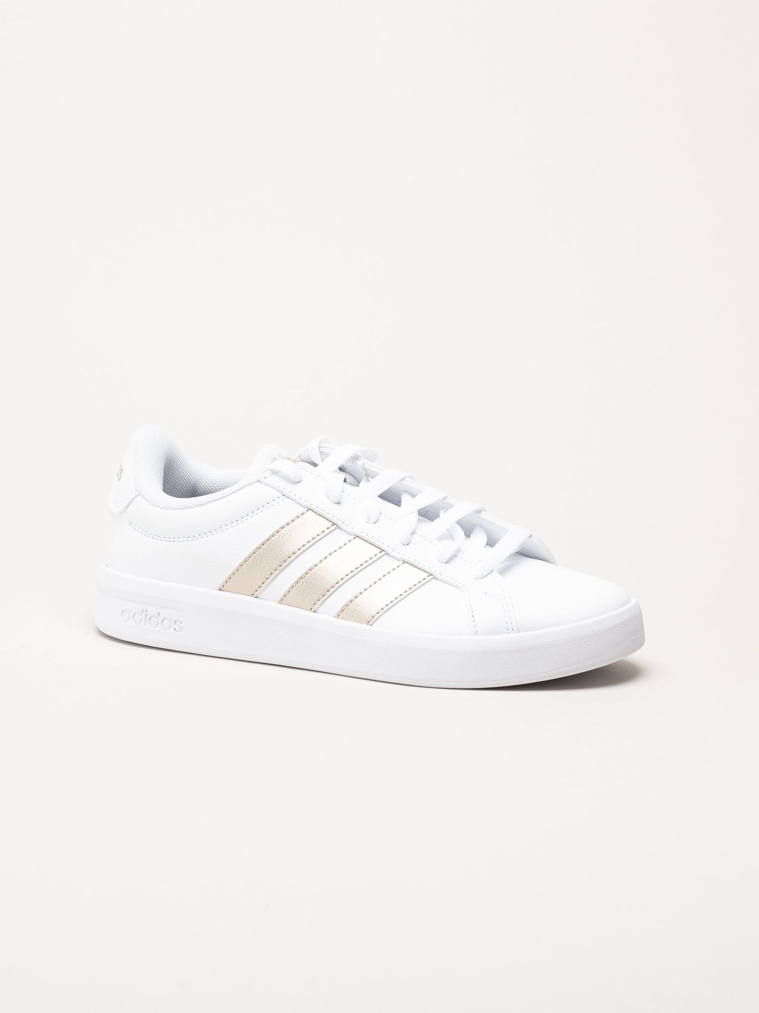 Adidas - Grand Court Base 3.0 - Vita sneakers i skinnimitation
