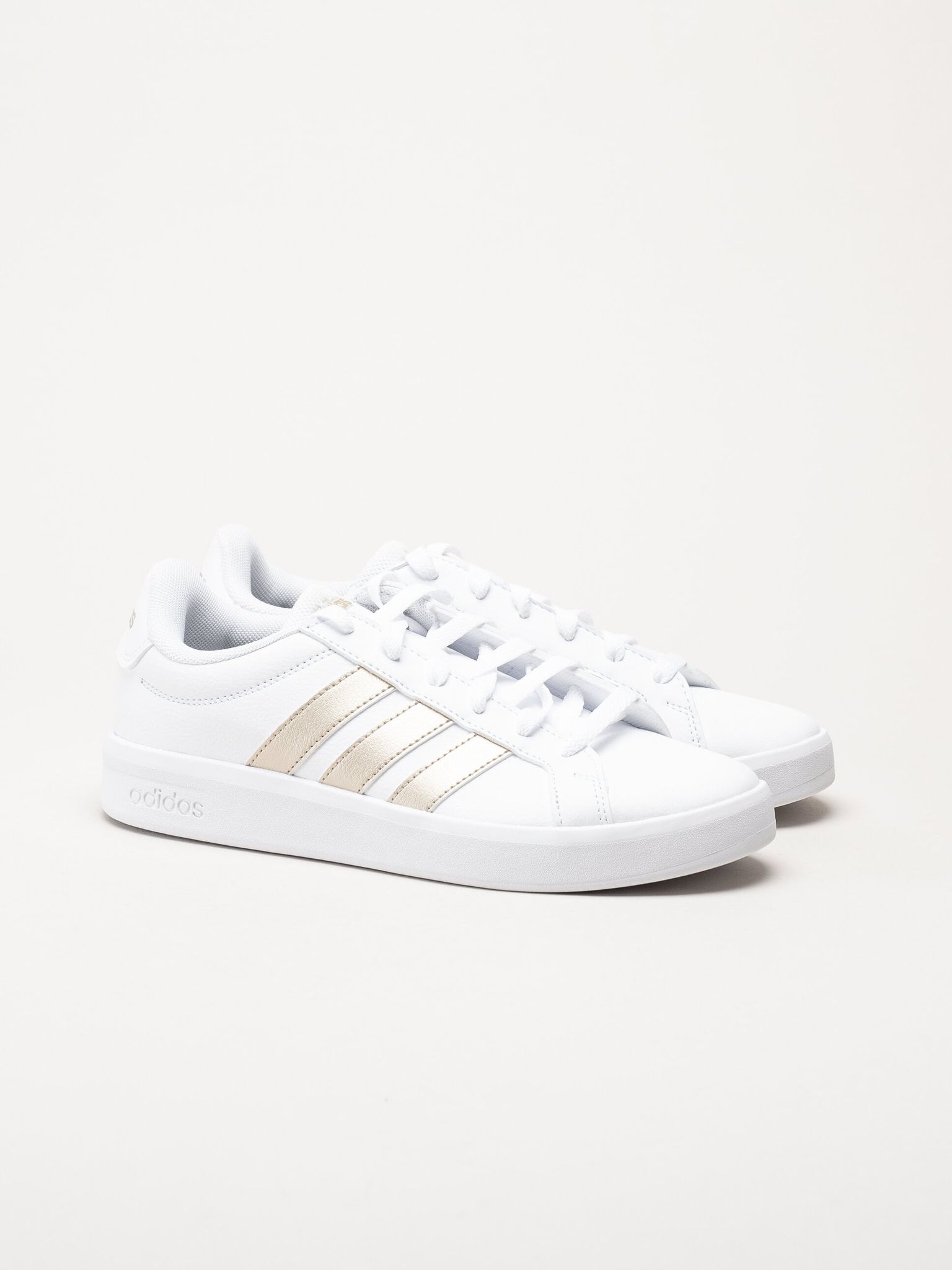 Adidas - Grand Court Base 3.0 - Vita sneakers i skinnimitation