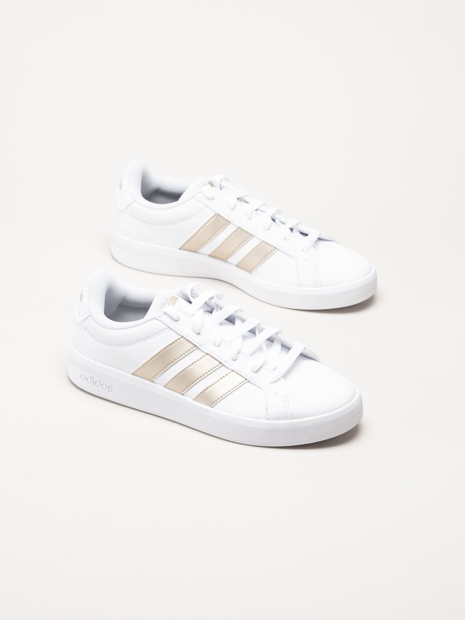 Adidas - Grand Court Base 3.0 - Vita sneakers i skinnimitation