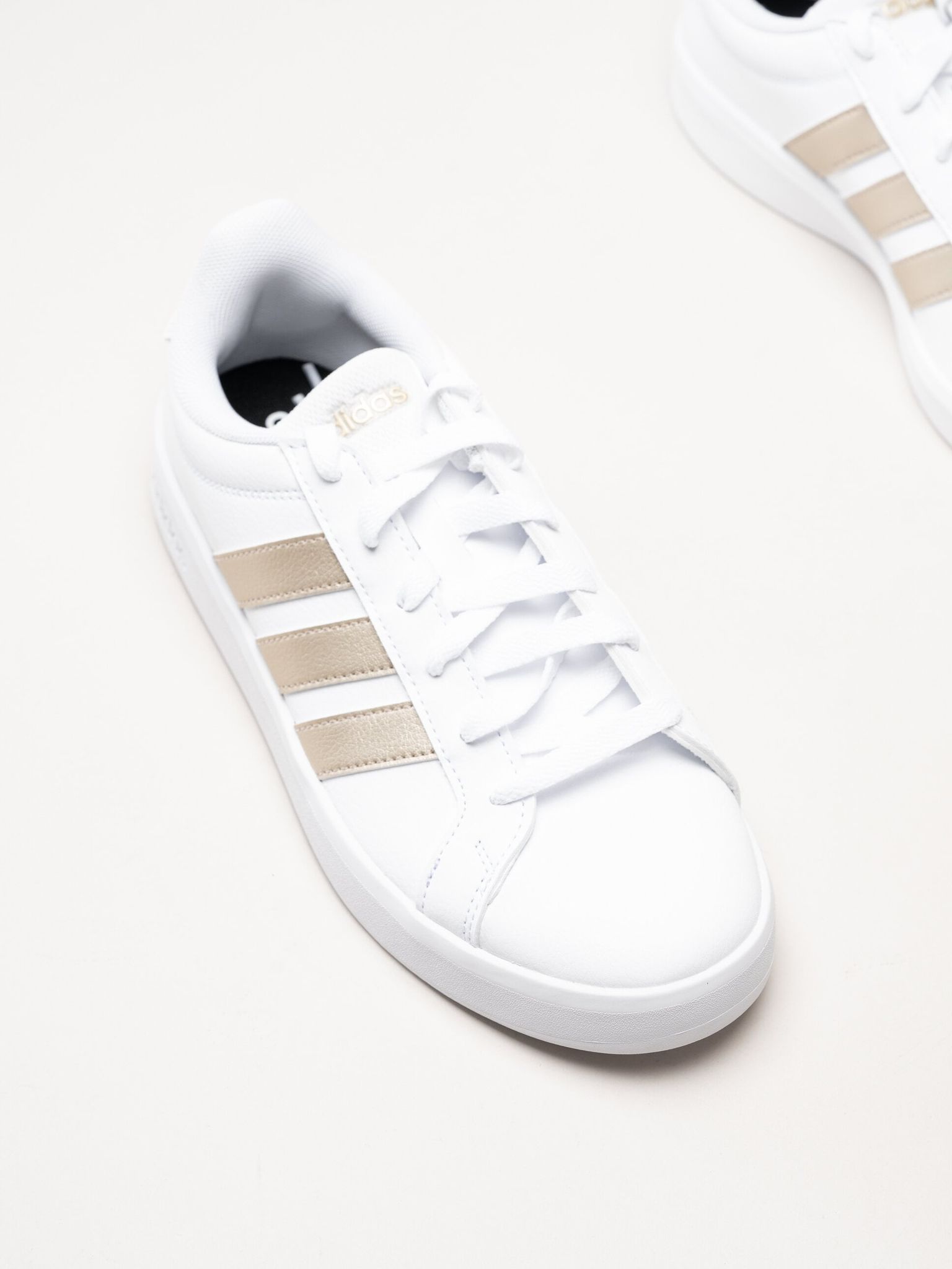 Adidas - Grand Court Base 3.0 - Vita sneakers i skinnimitation