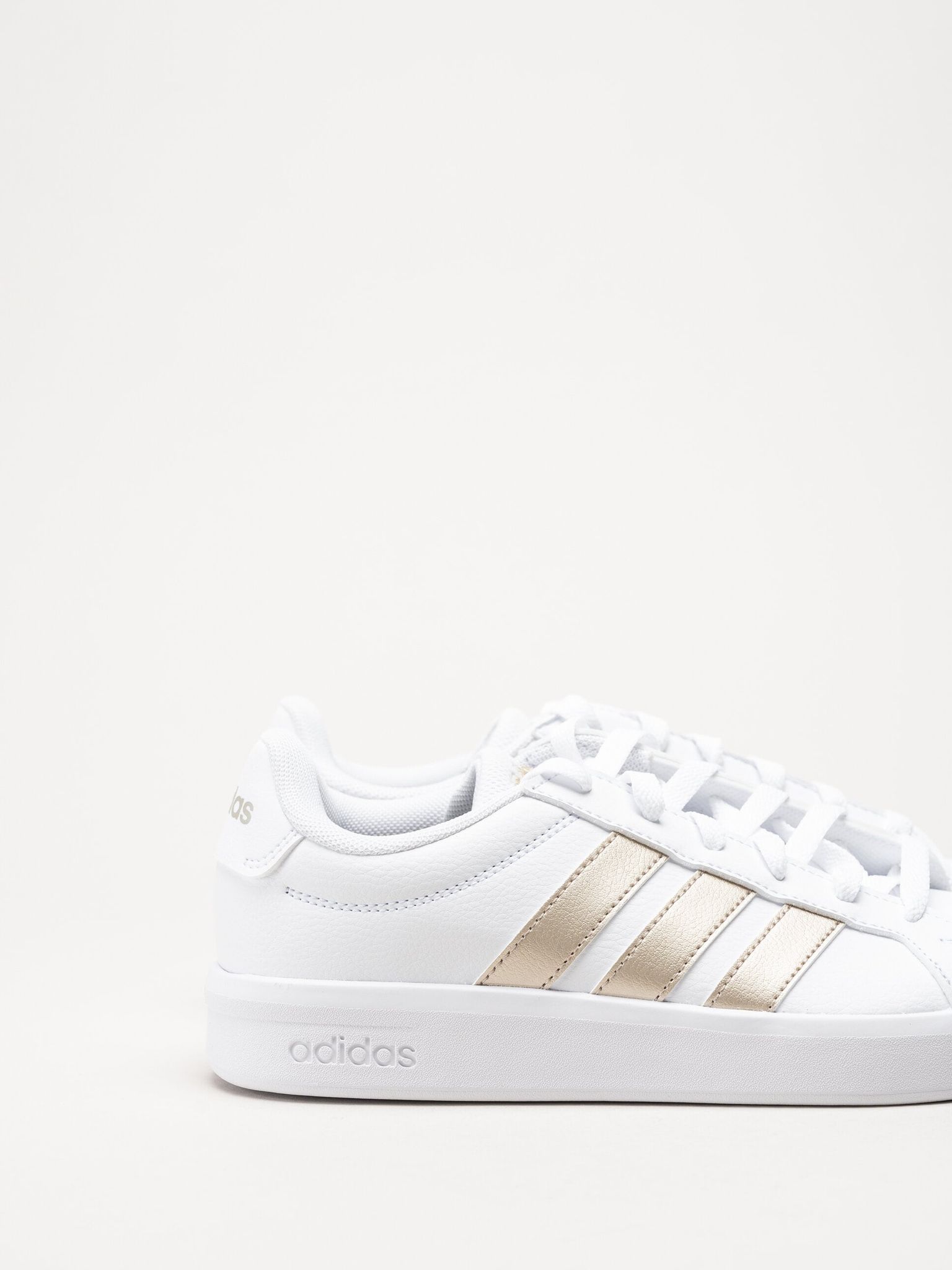 Adidas - Grand Court Base 3.0 - Vita sneakers i skinnimitation