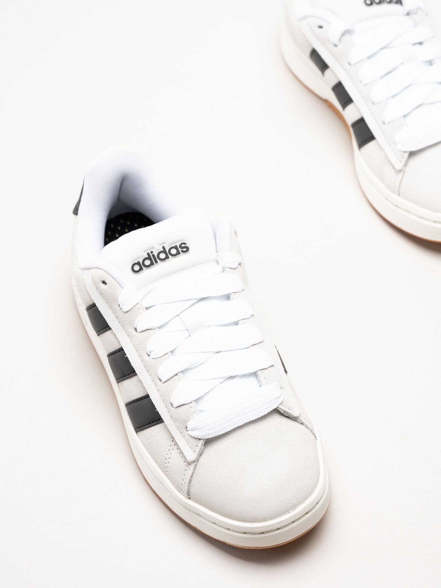 Adidas - Grand Court 00s - Grå sneakers i mocka