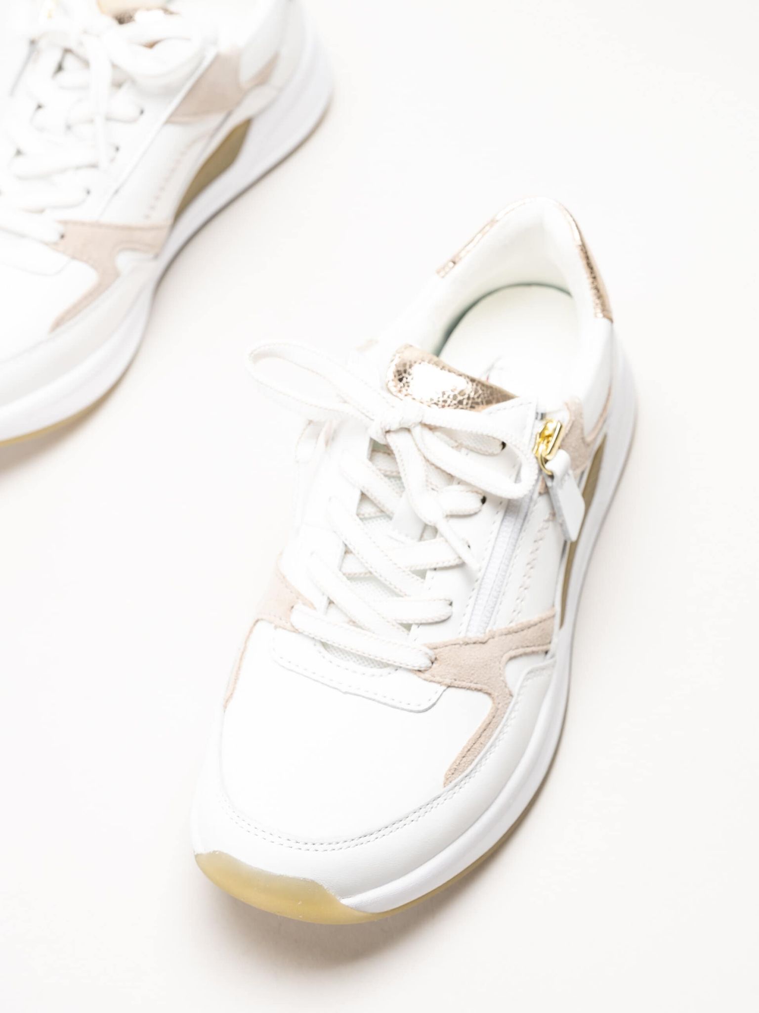 Gabor - Vita sneakers i skinn och mocka