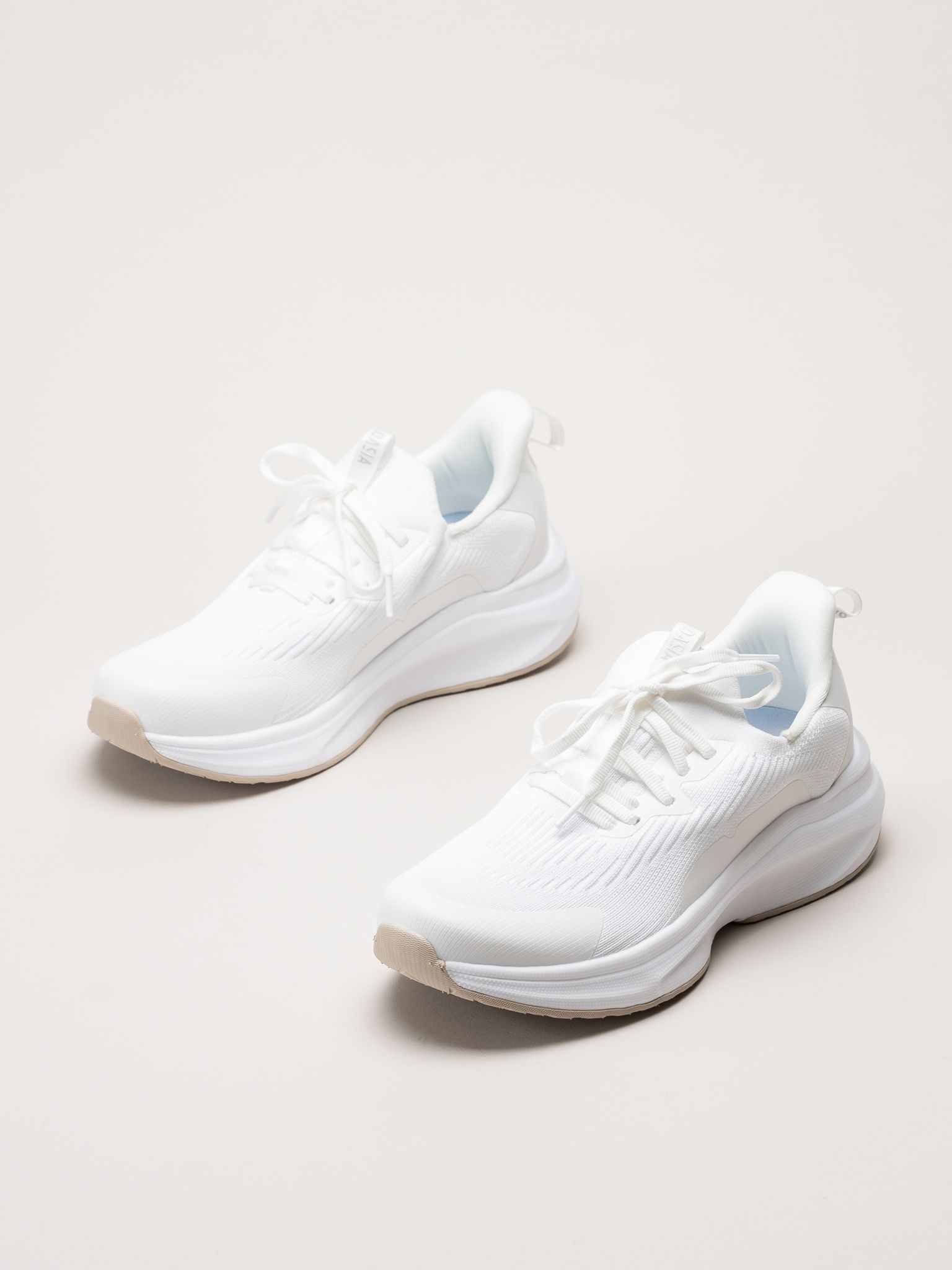 Dasia - Vita sportskor